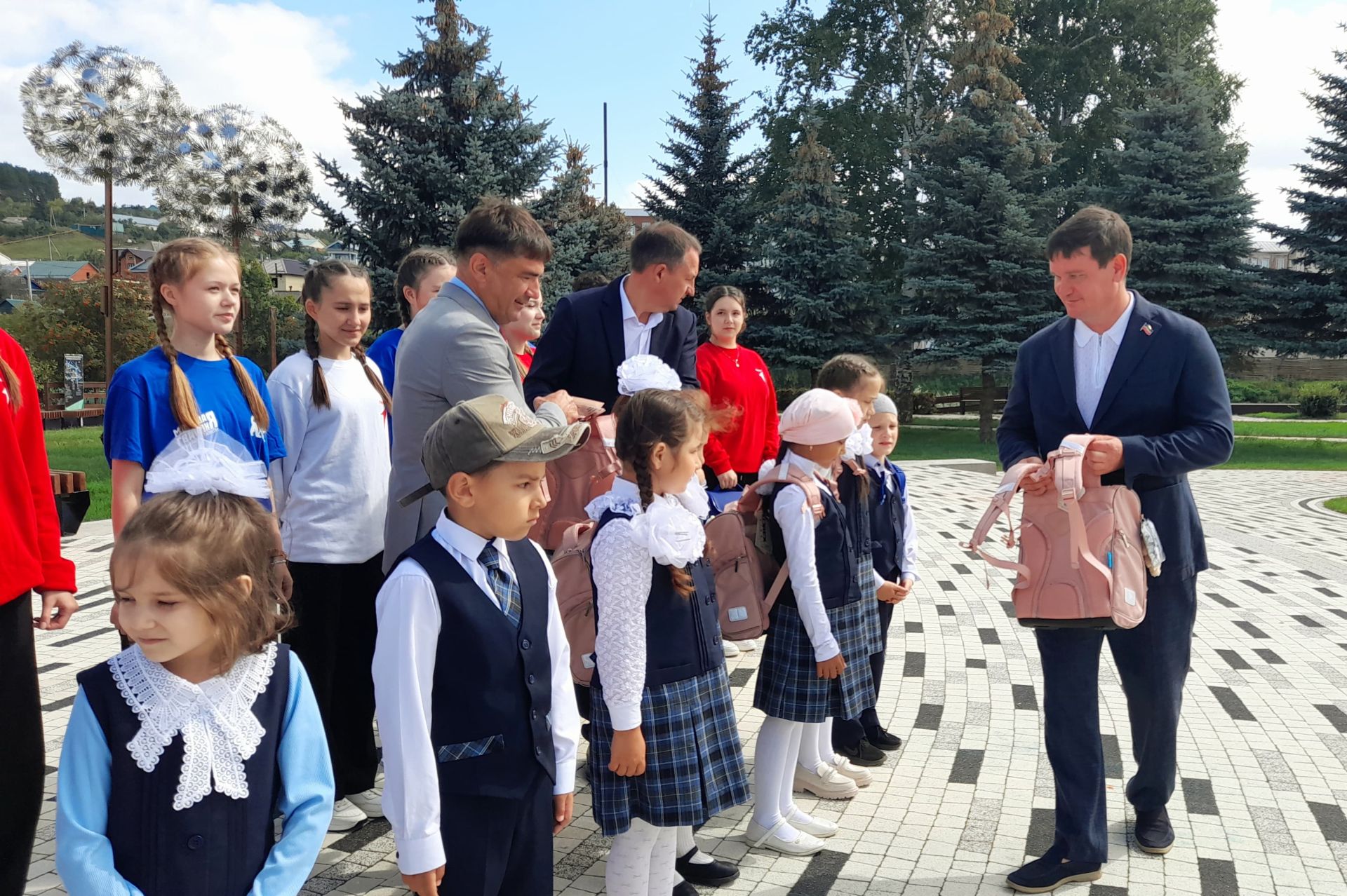 В Кукморе прошла акция “Помоги собраться в школу”