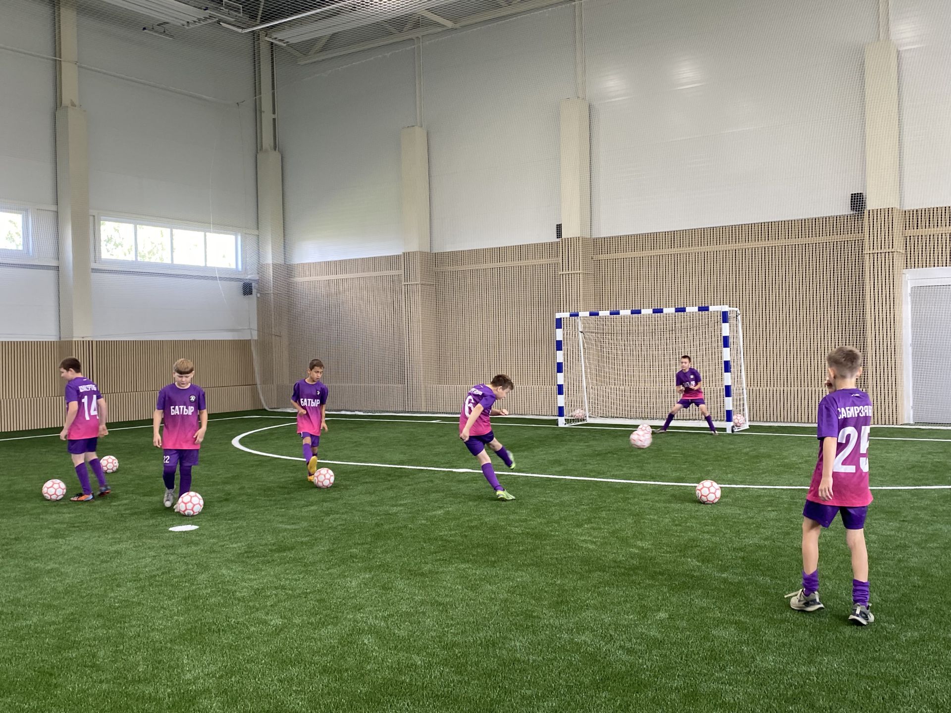 Спортка яңа сулыш:  Кукмарада  ачык футбол манежы кулланышка тапшырылды