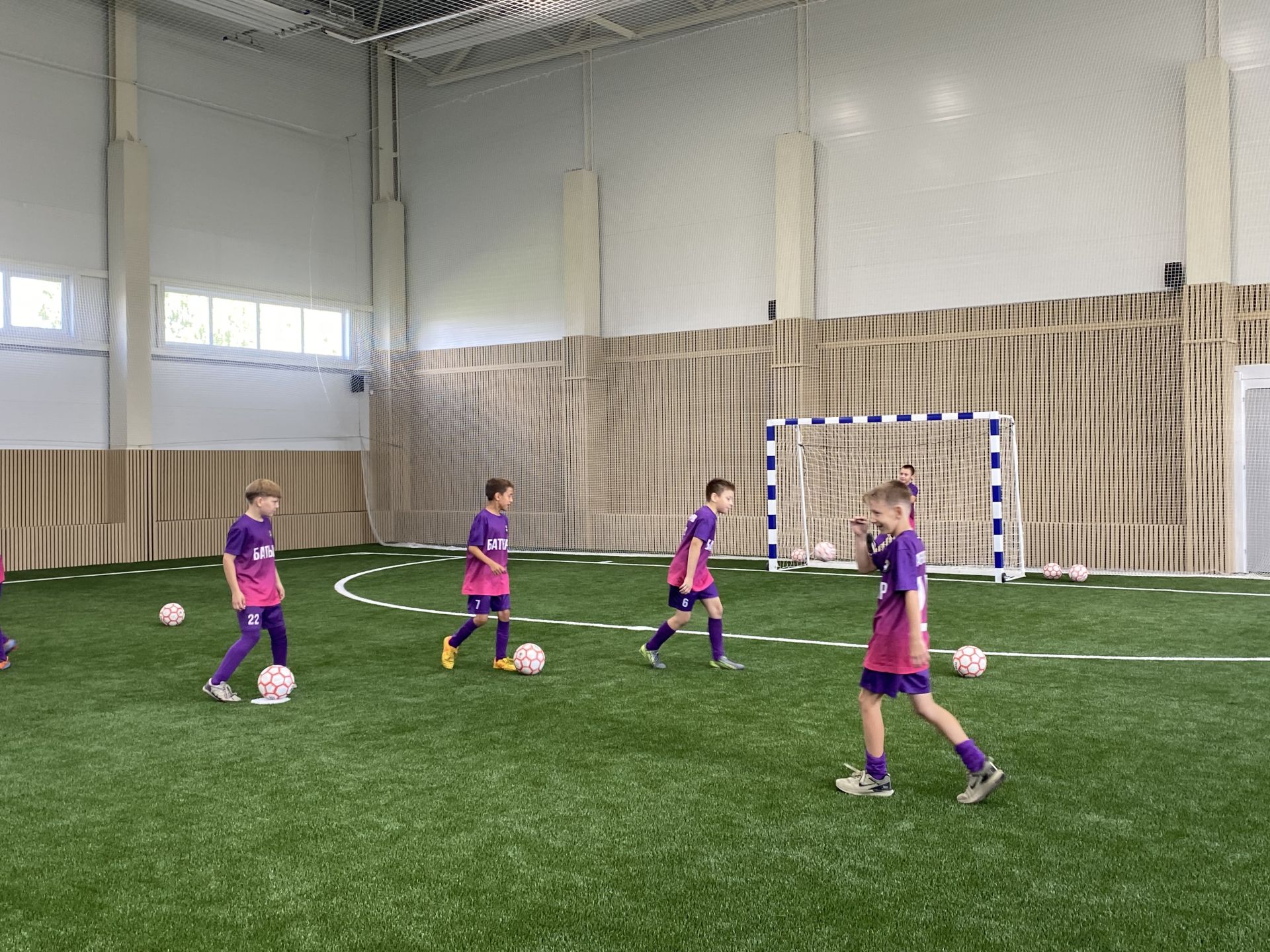 Спортка яңа сулыш:  Кукмарада  ачык футбол манежы кулланышка тапшырылды