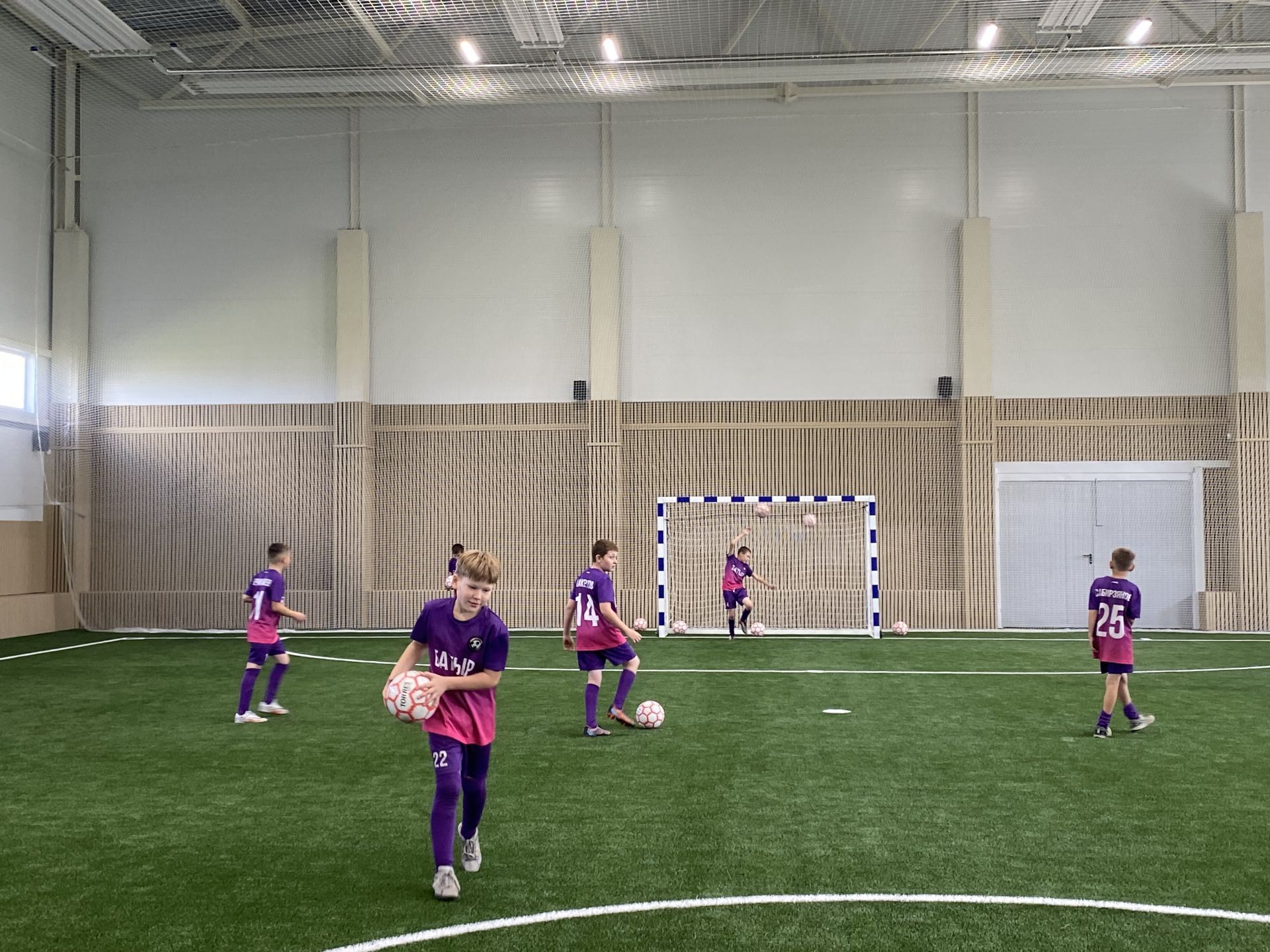 Спортка яңа сулыш:  Кукмарада  ачык футбол манежы кулланышка тапшырылды