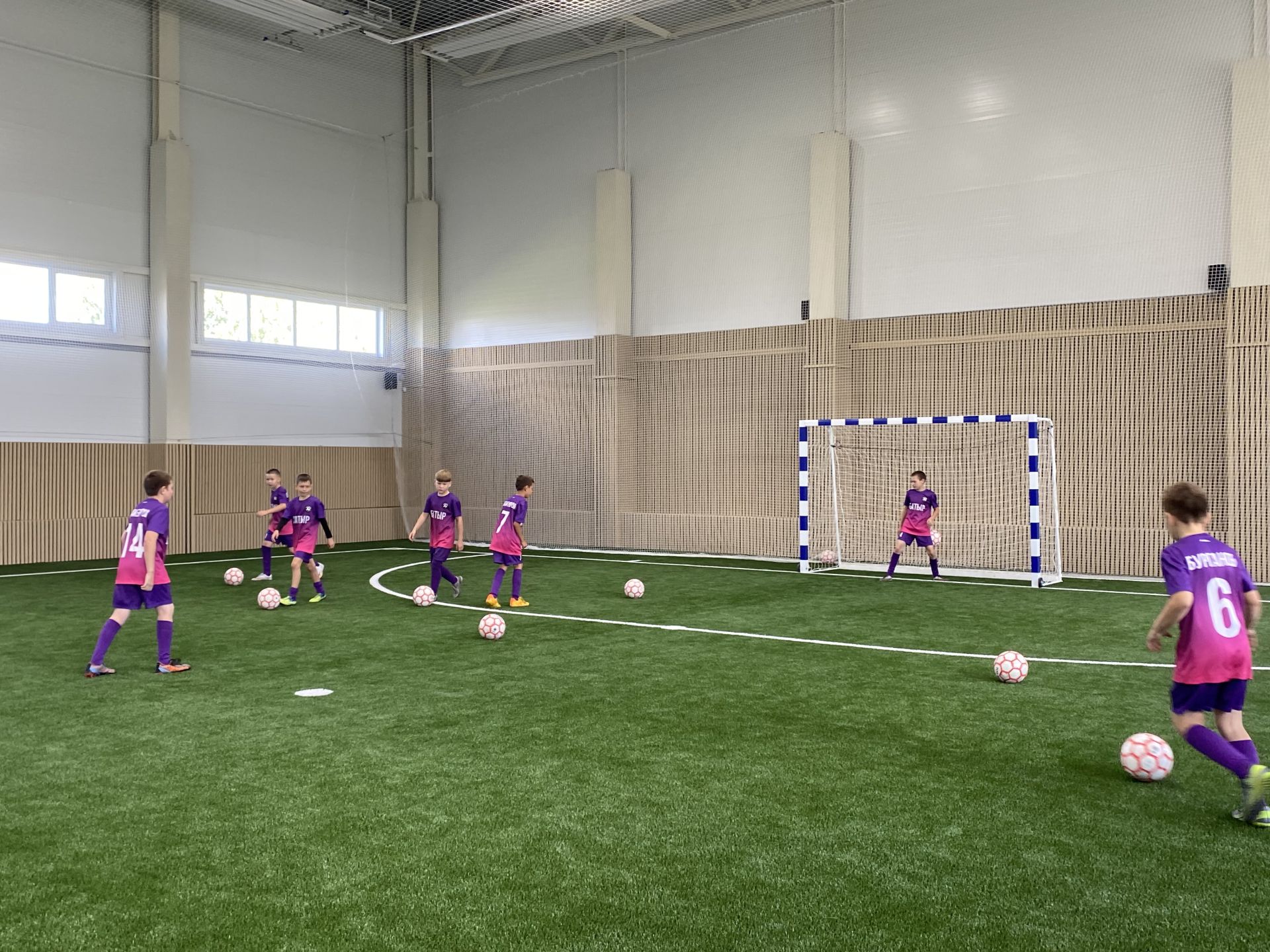 Спортка яңа сулыш:  Кукмарада  ачык футбол манежы кулланышка тапшырылды