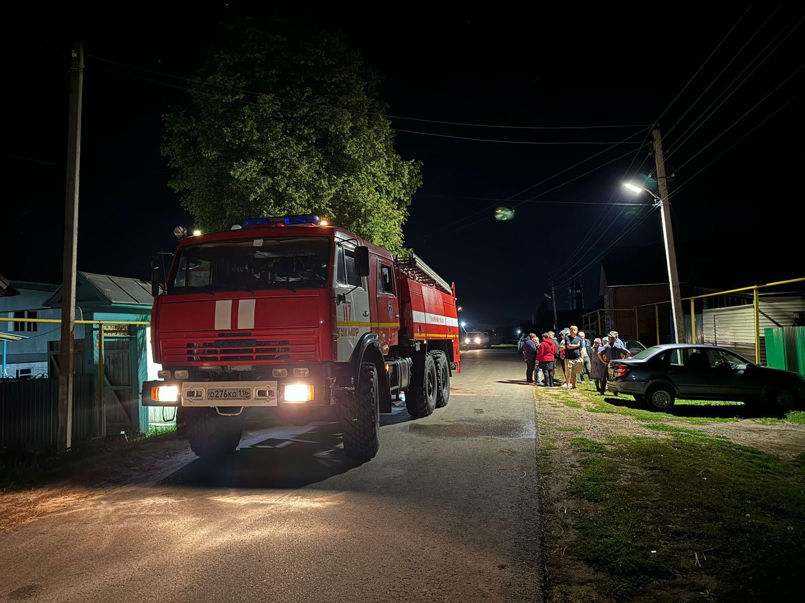 В Кукморском районе огонь повредил баню