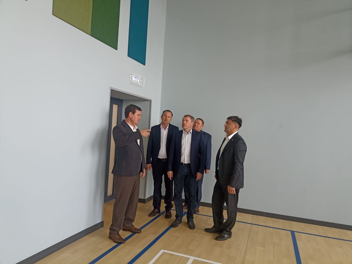 Кукмара районына эш сәфәре белән килгән кунаклар капиталь ремонт ясалган Пычак урта мәктәбендә булды
