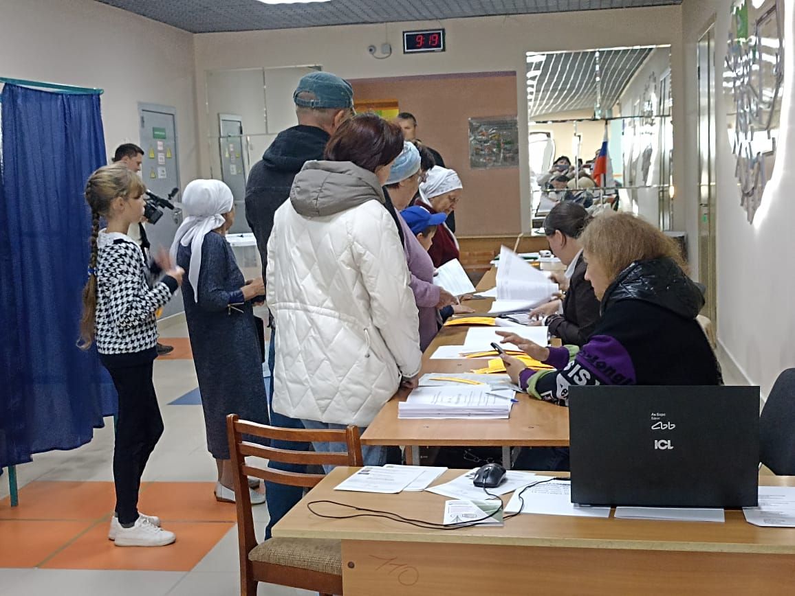 Кукмара районы башлыгы һәм районыбыз кунаклары сайлау барышы белән кызыксынды