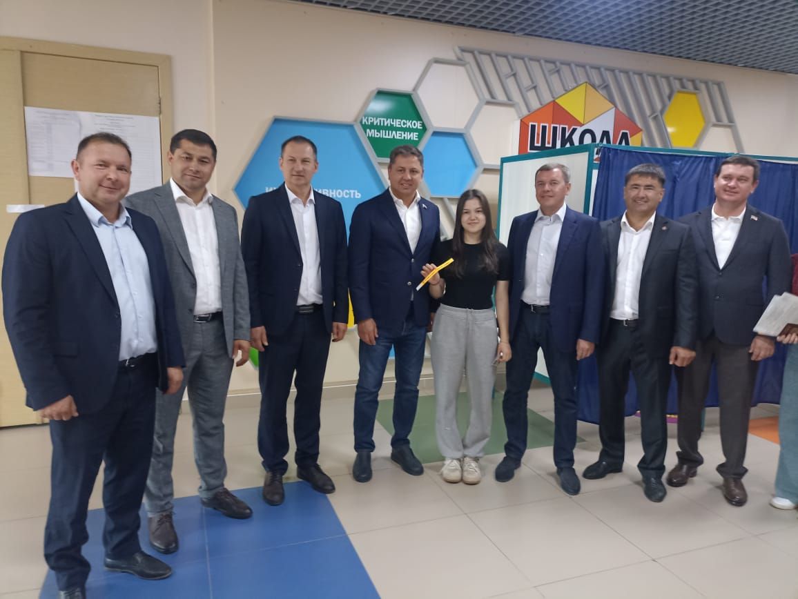 Кукмара районы башлыгы һәм районыбыз кунаклары сайлау барышы белән кызыксынды