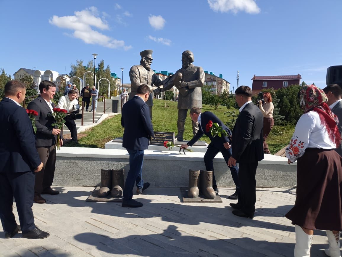 В Кукморе открыли памятник братьям Родигиным