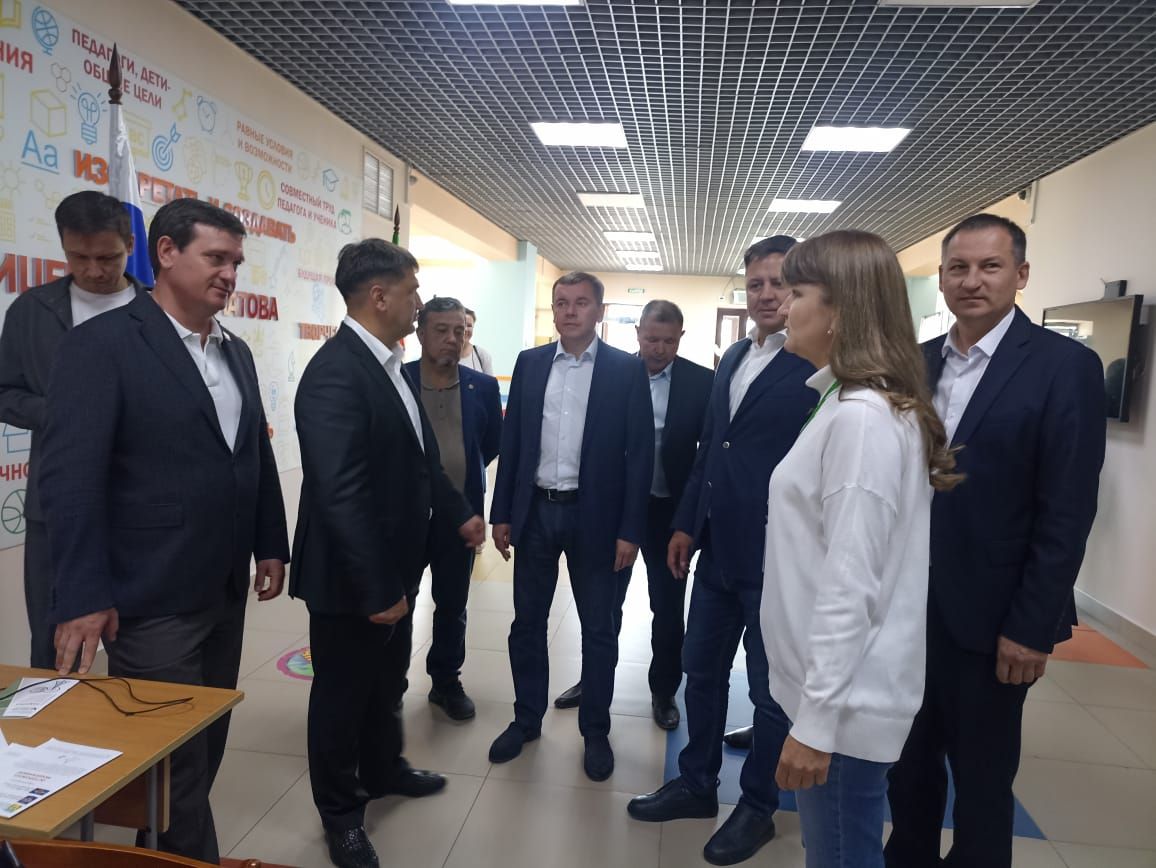 Кукмара районы башлыгы һәм районыбыз кунаклары сайлау барышы белән кызыксынды