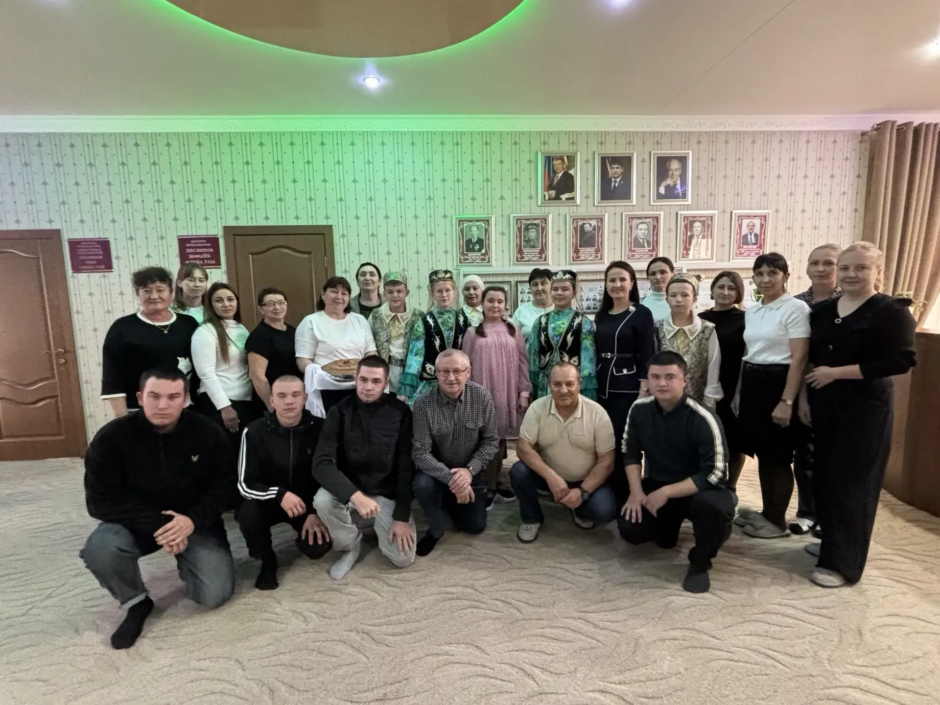 Янил мәктәбе укучылары «Вахитово» ширкәтендә эшләүчеләрне бәйрәм белән котлады