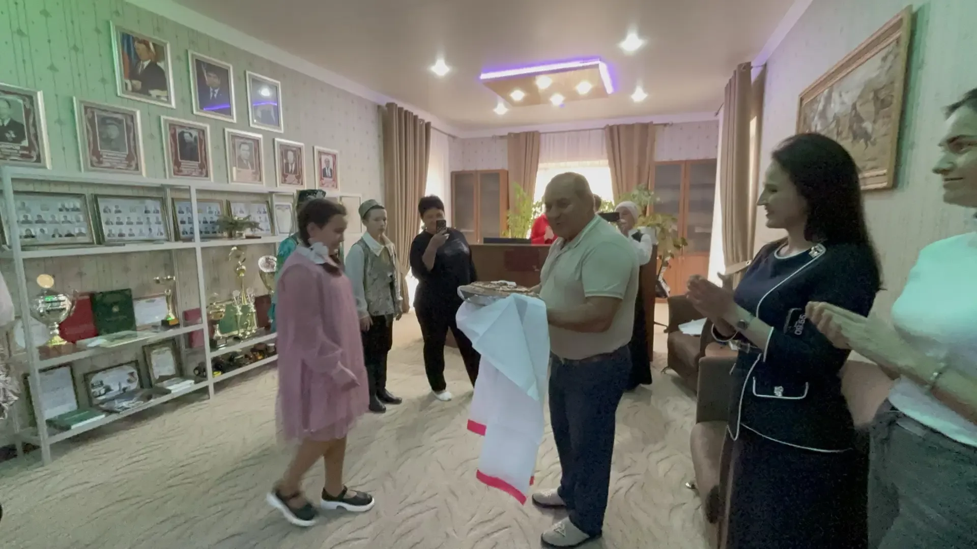Янил мәктәбе укучылары «Вахитово» ширкәтендә эшләүчеләрне бәйрәм белән котлады