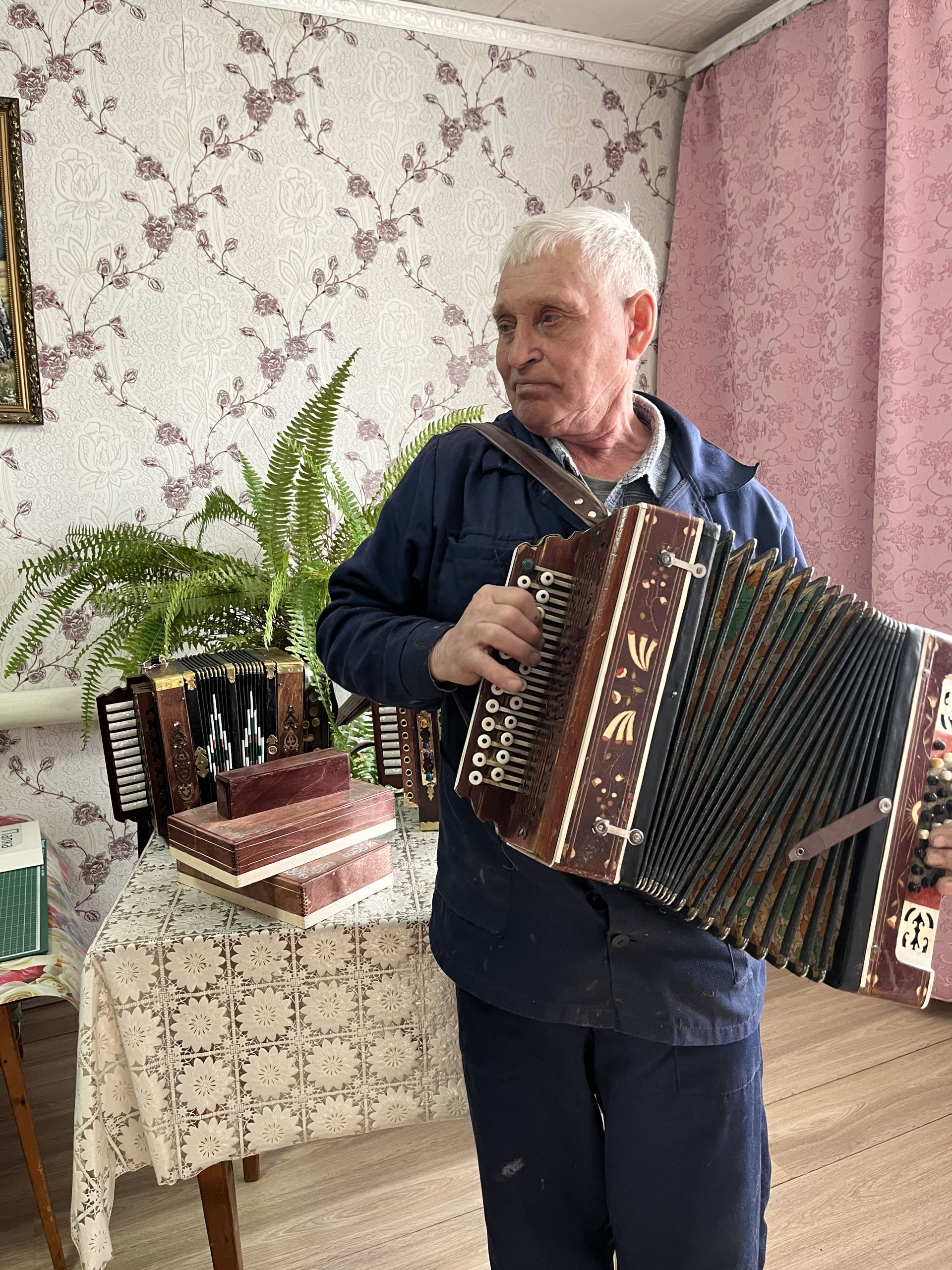 Кукмарадан Миннехан Саттаров кулында гармун да «җанлана»