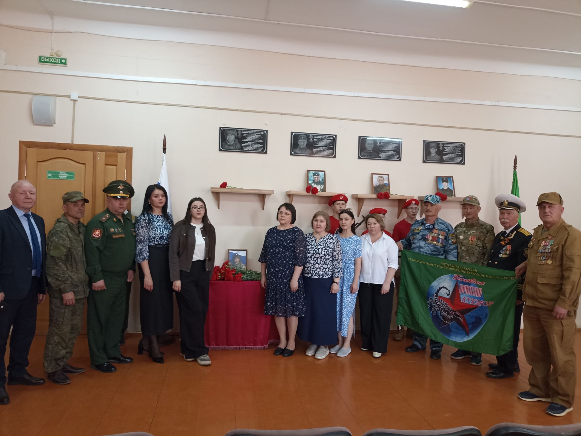 Кукмара беренче гимназиясендә Рафис Хафизов истәлегенә мемориаль такта ачылды