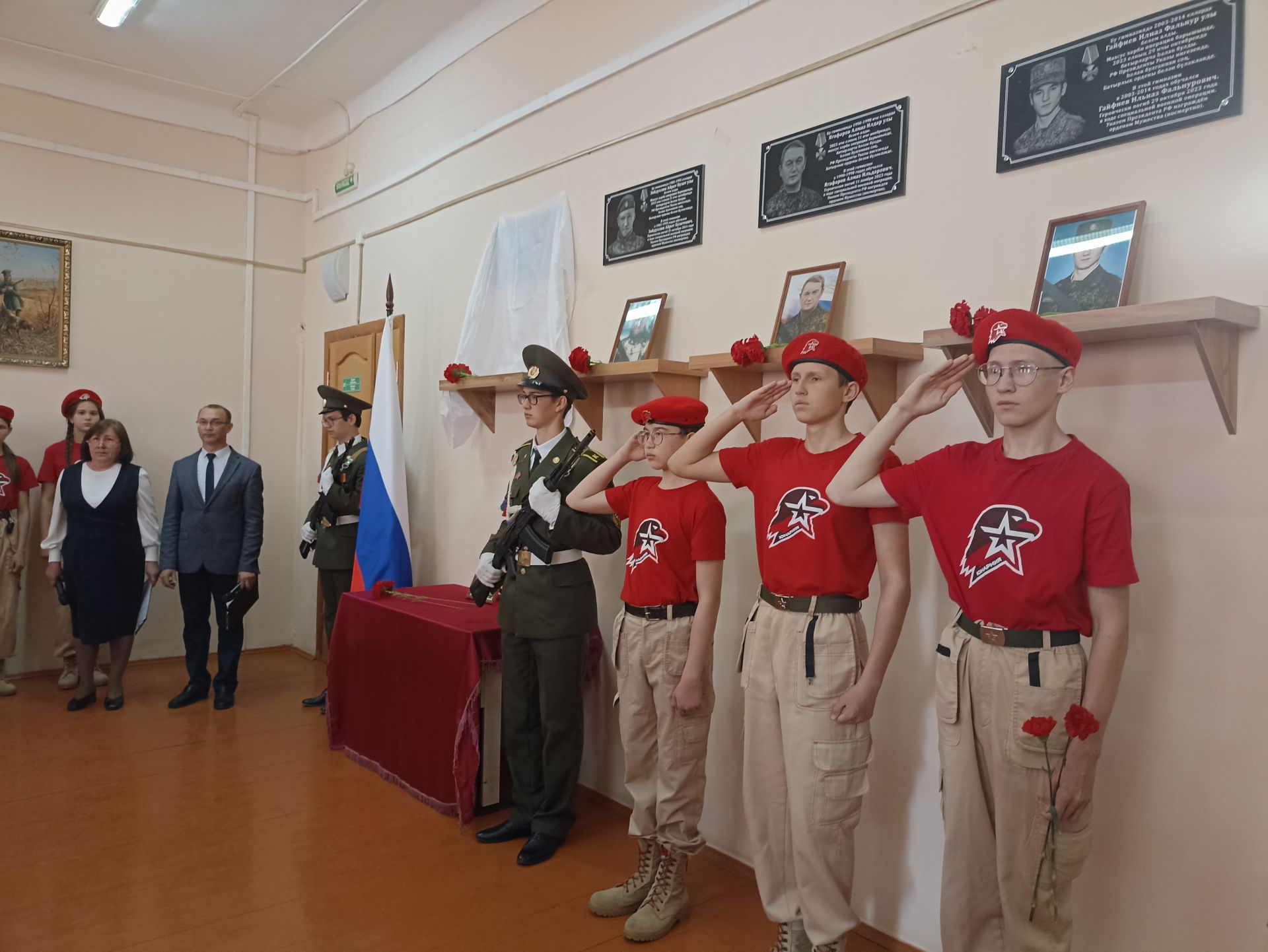 Кукмара беренче гимназиясендә Рафис Хафизов истәлегенә мемориаль такта ачылды