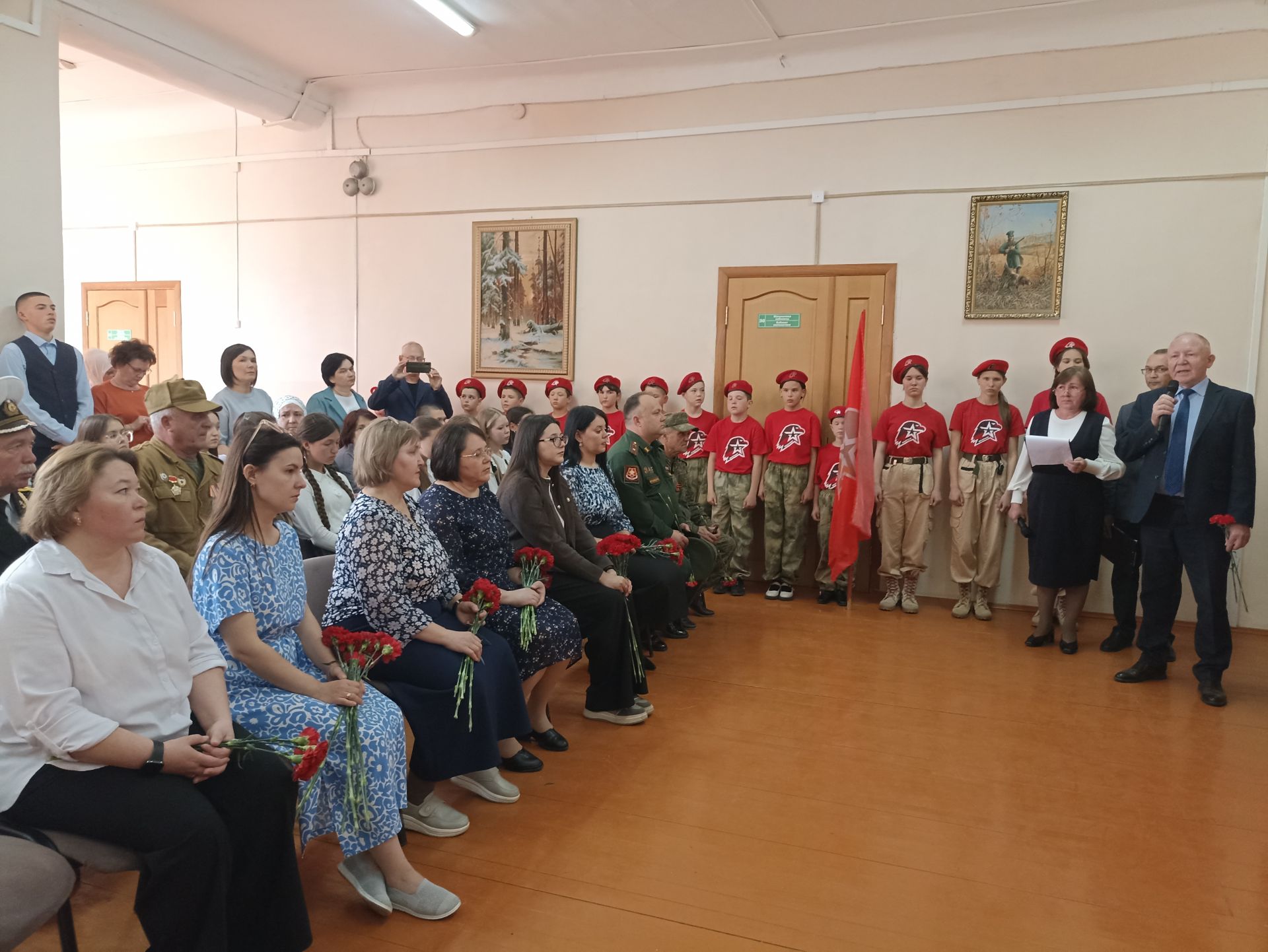 Кукмара беренче гимназиясендә Рафис Хафизов истәлегенә мемориаль такта ачылды