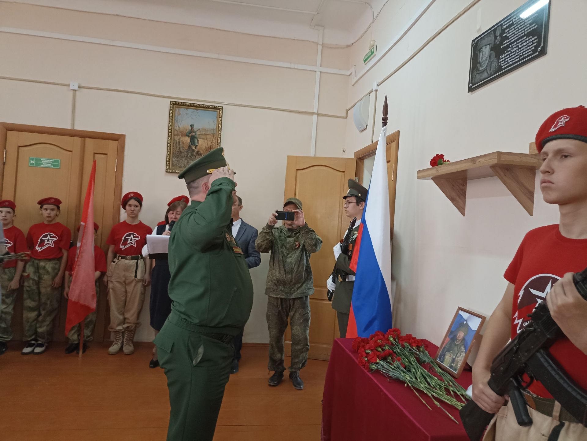 Кукмара беренче гимназиясендә Рафис Хафизов истәлегенә мемориаль такта ачылды