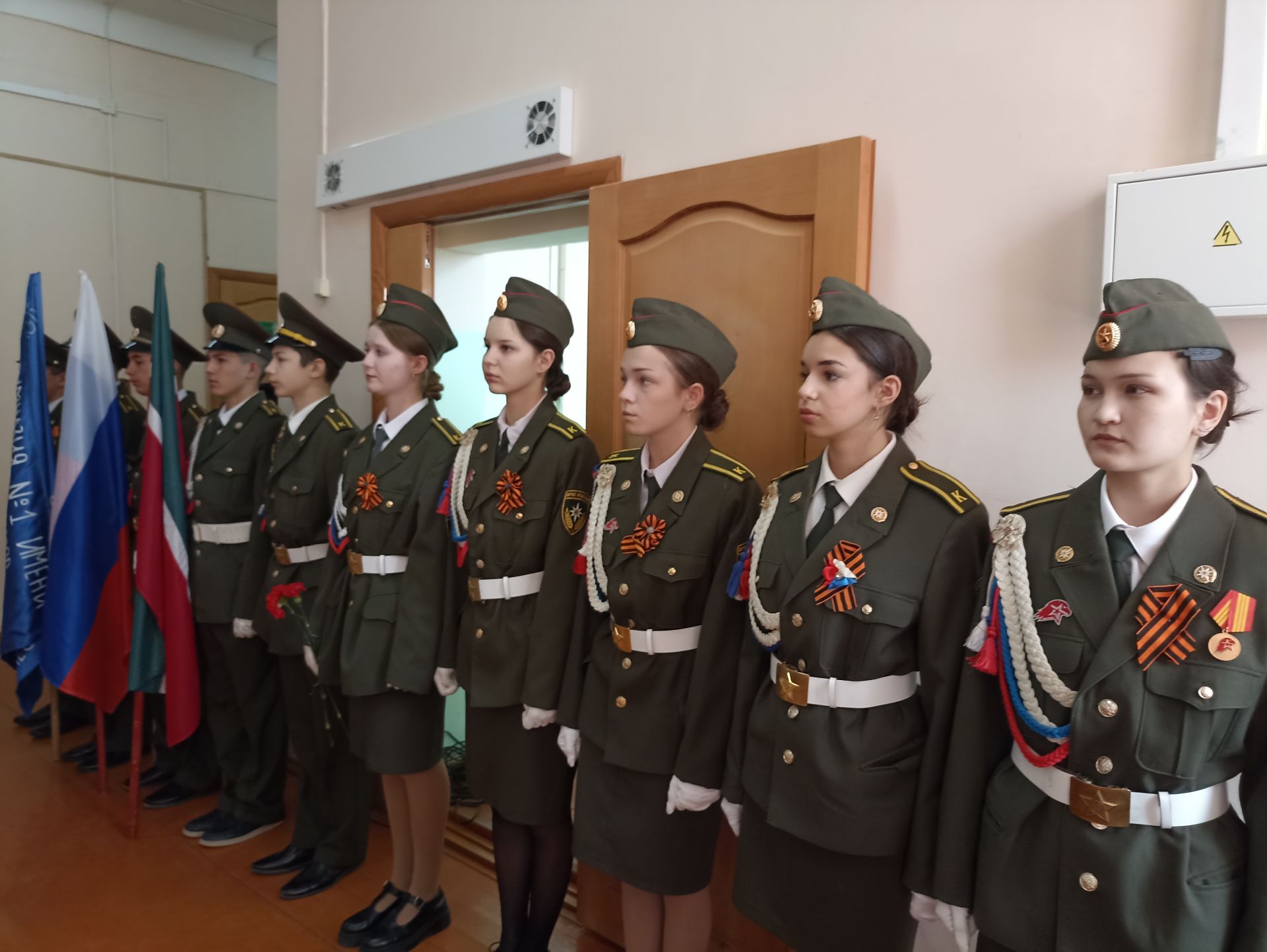 Кукмара беренче гимназиясендә Рафис Хафизов истәлегенә мемориаль такта ачылды
