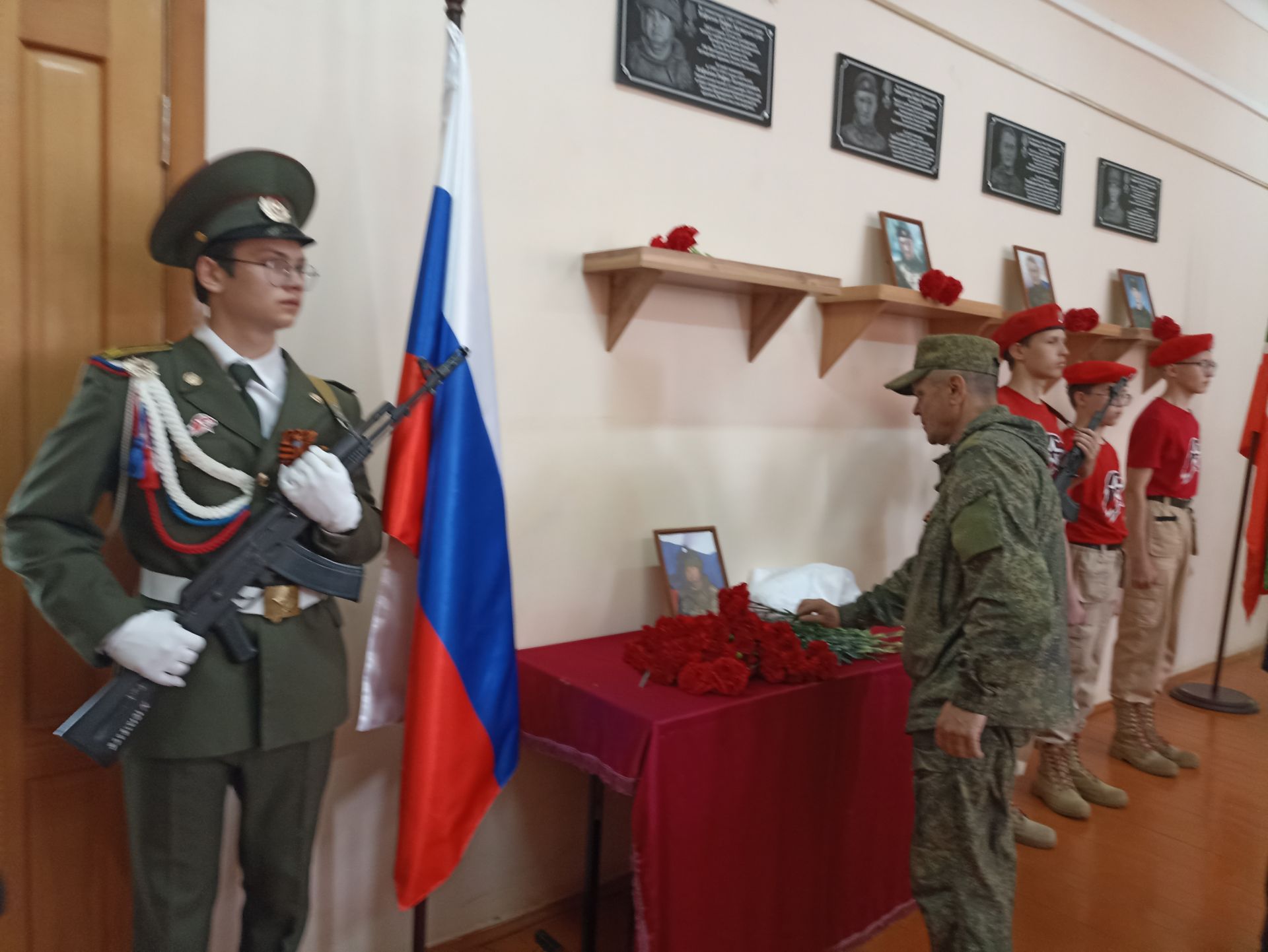 Кукмара беренче гимназиясендә Рафис Хафизов истәлегенә мемориаль такта ачылды