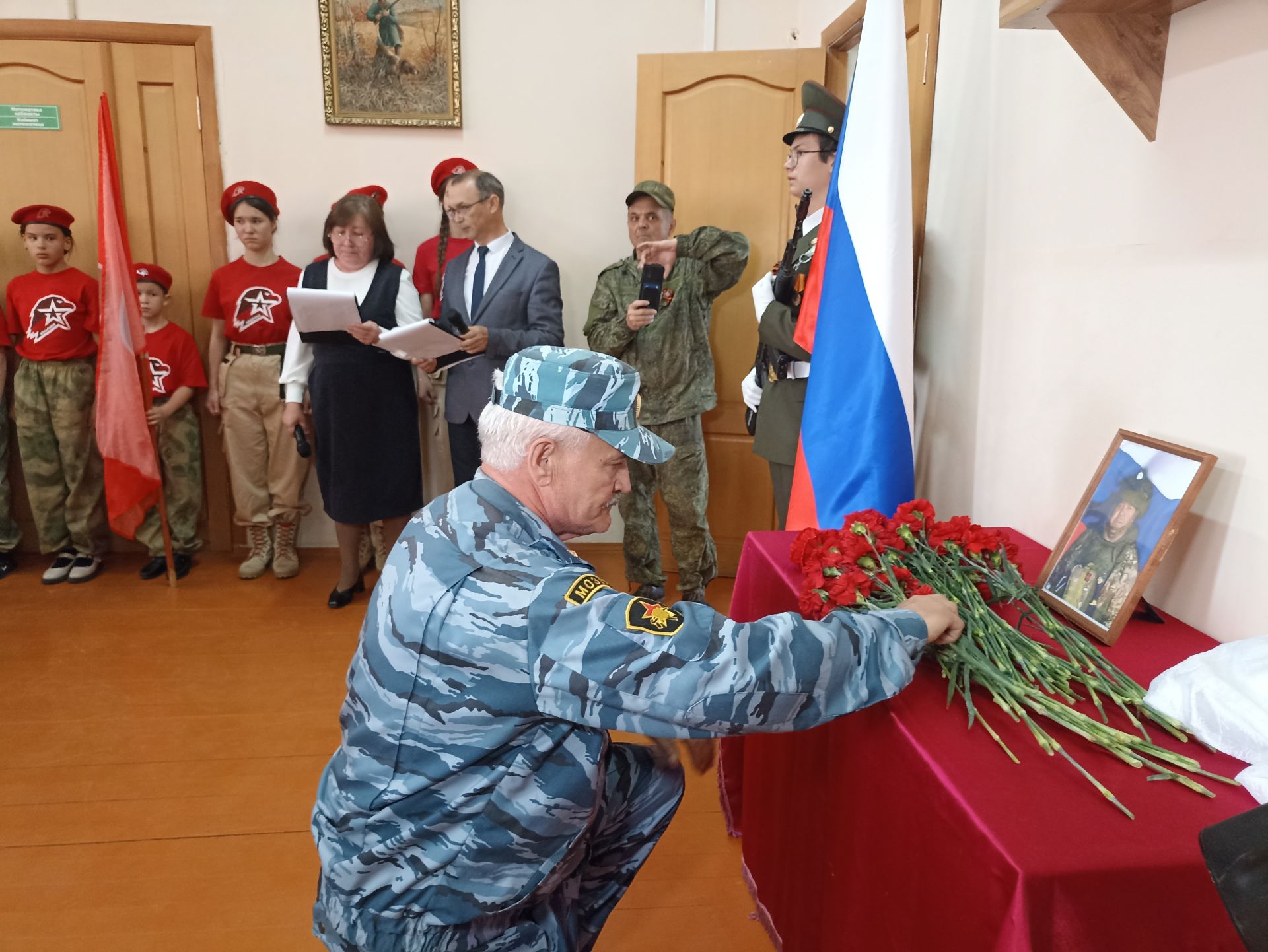 Кукмара беренче гимназиясендә Рафис Хафизов истәлегенә мемориаль такта ачылды