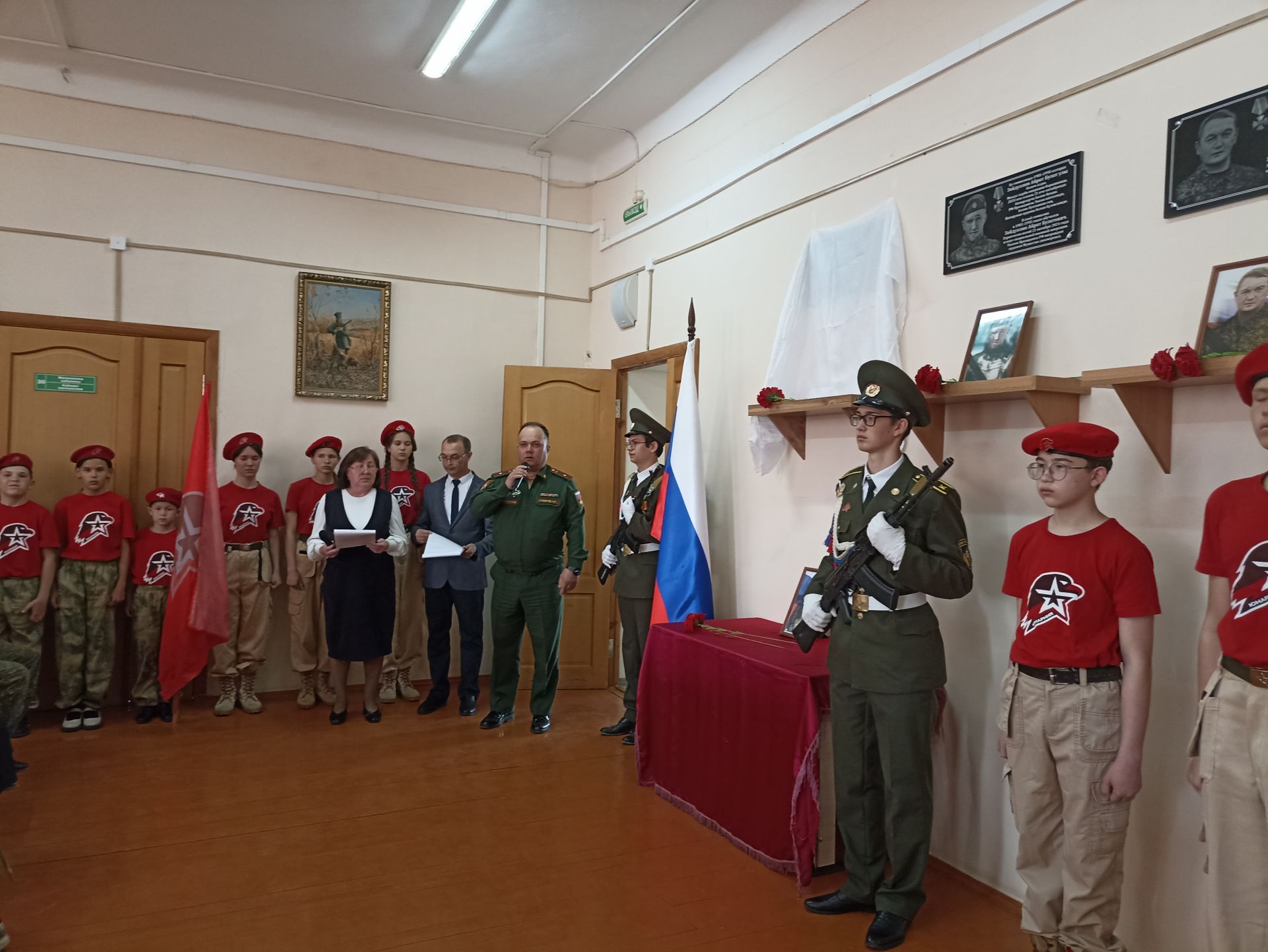Кукмара беренче гимназиясендә Рафис Хафизов истәлегенә мемориаль такта ачылды