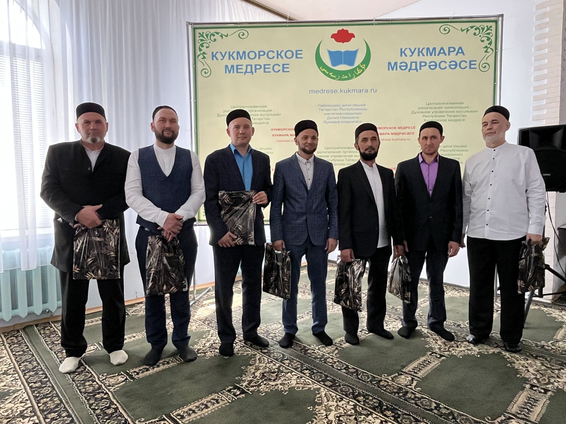 Фоторепортаж: Кукмара мәдрәсәсенең чыгарылыш укучыларына шаһәдәтнамәләр тапшырылды