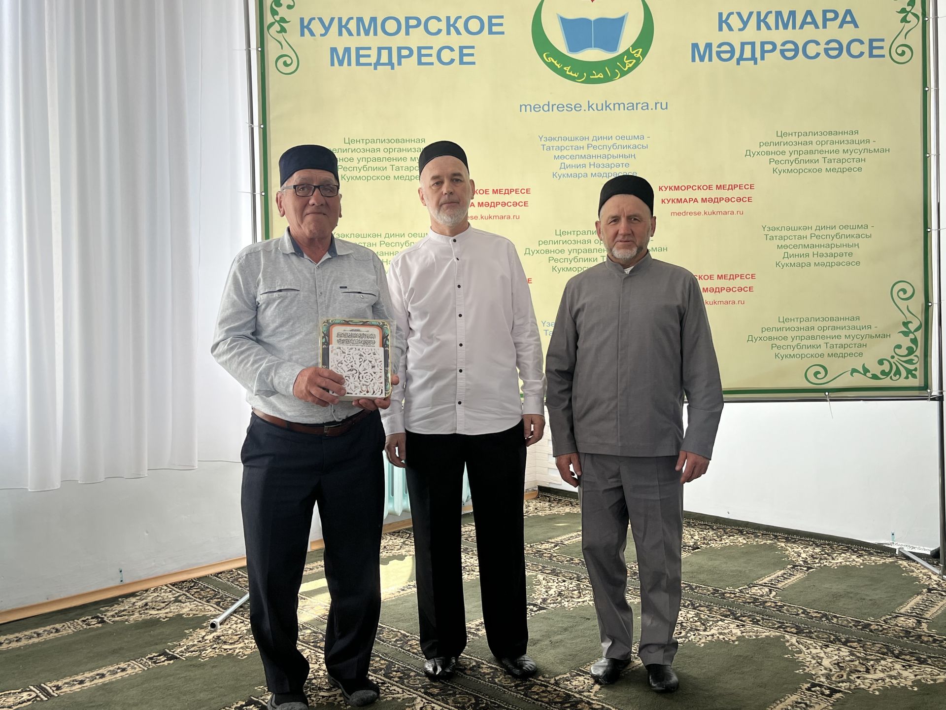 Фоторепортаж: Кукмара мәдрәсәсенең чыгарылыш укучыларына шаһәдәтнамәләр тапшырылды