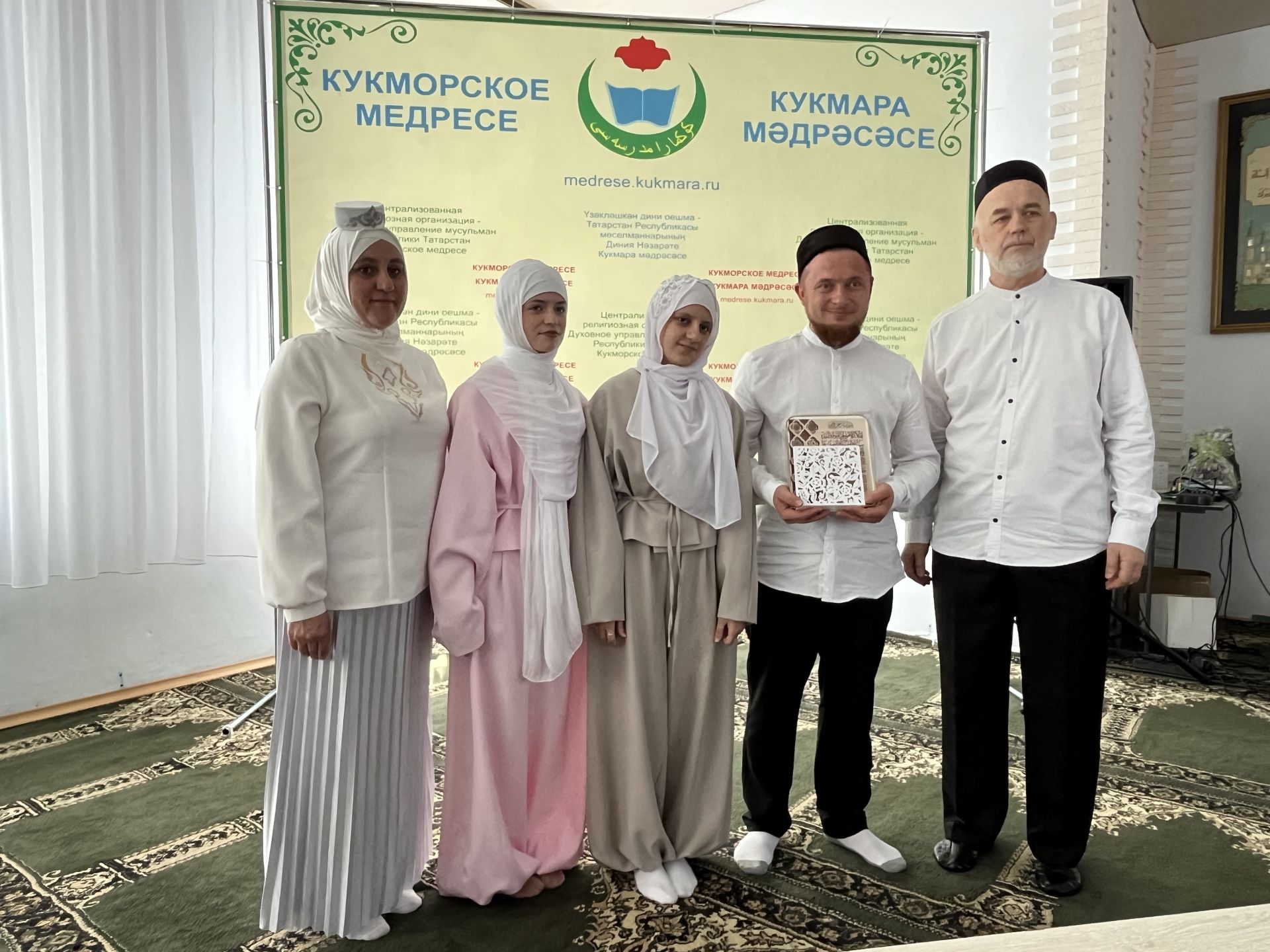 Фоторепортаж: Кукмара мәдрәсәсенең чыгарылыш укучыларына шаһәдәтнамәләр тапшырылды