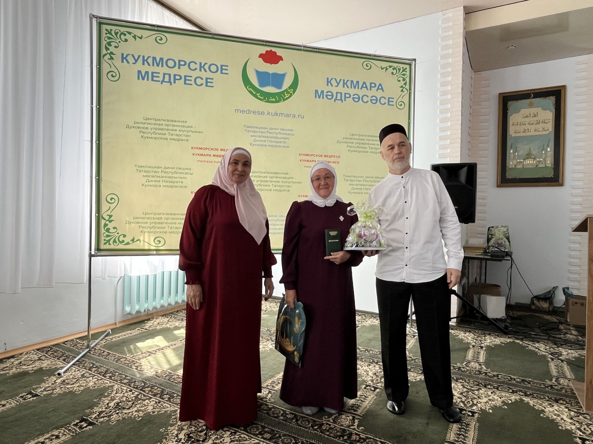 Фоторепортаж: Кукмара мәдрәсәсенең чыгарылыш укучыларына шаһәдәтнамәләр тапшырылды