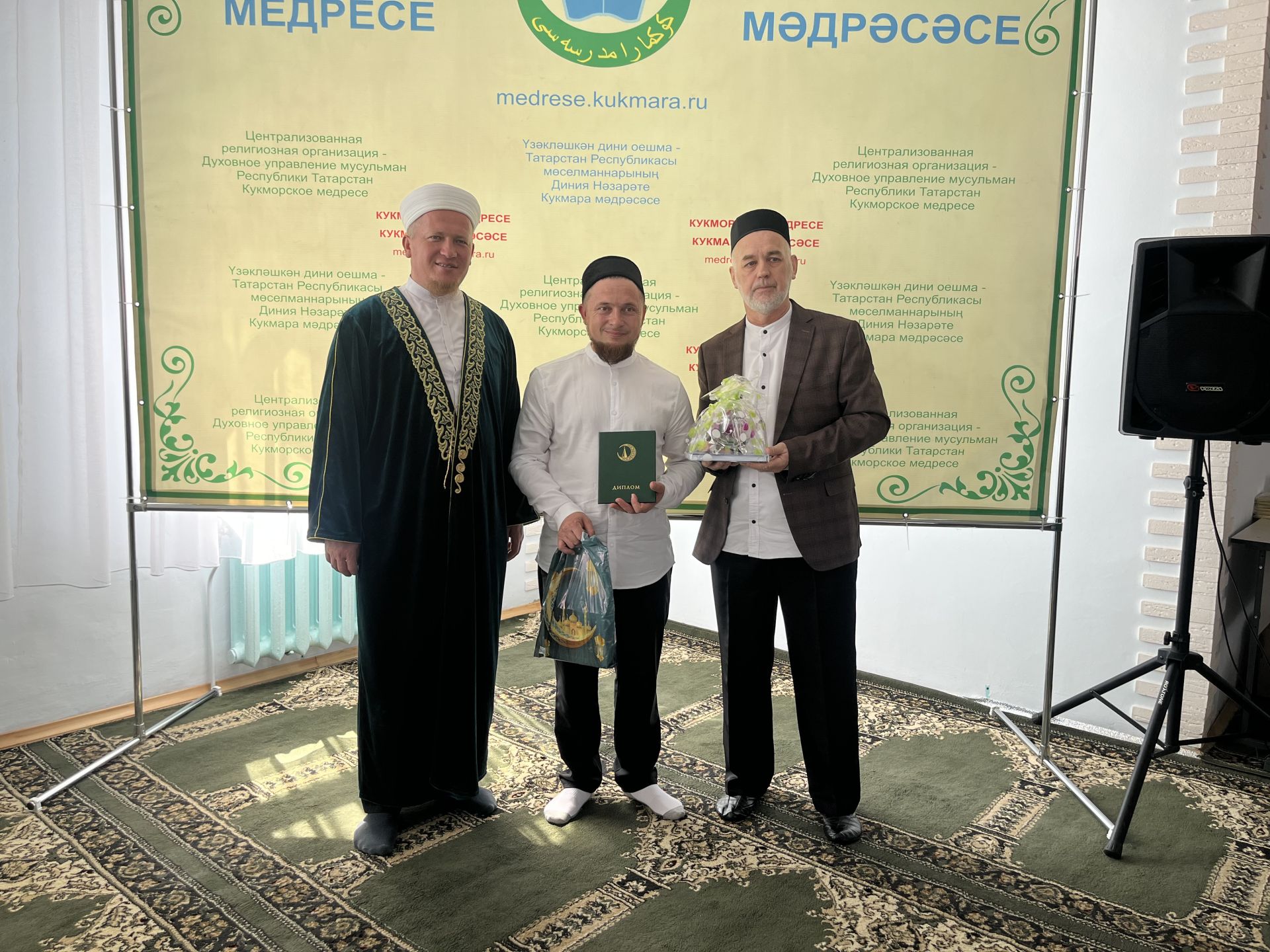 Фоторепортаж: Кукмара мәдрәсәсенең чыгарылыш укучыларына шаһәдәтнамәләр тапшырылды