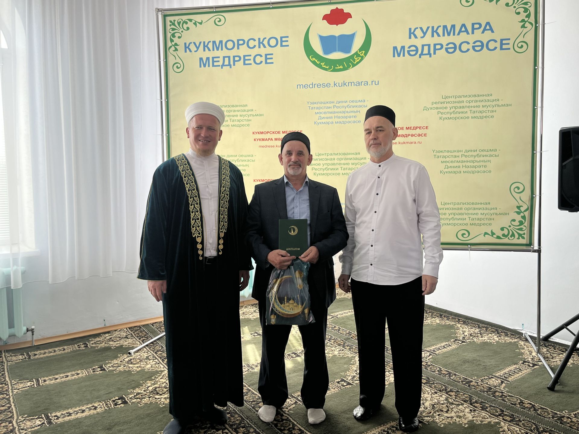 Фоторепортаж: Кукмара мәдрәсәсенең чыгарылыш укучыларына шаһәдәтнамәләр тапшырылды