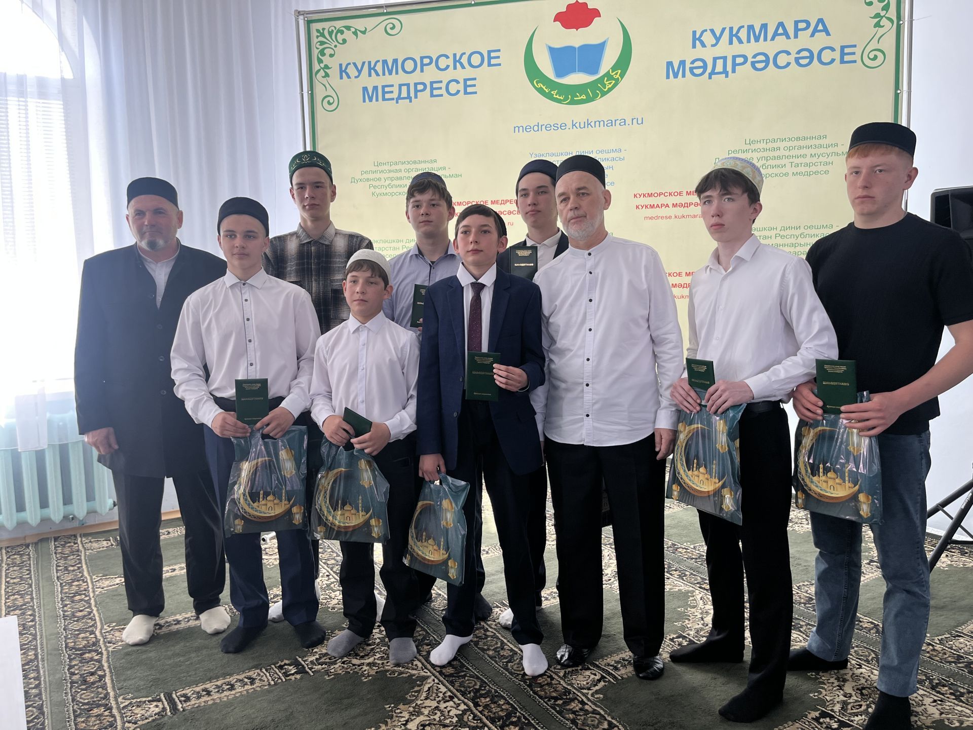 Светлый путь знаний: в Кукморе прошел выпускной в медресе