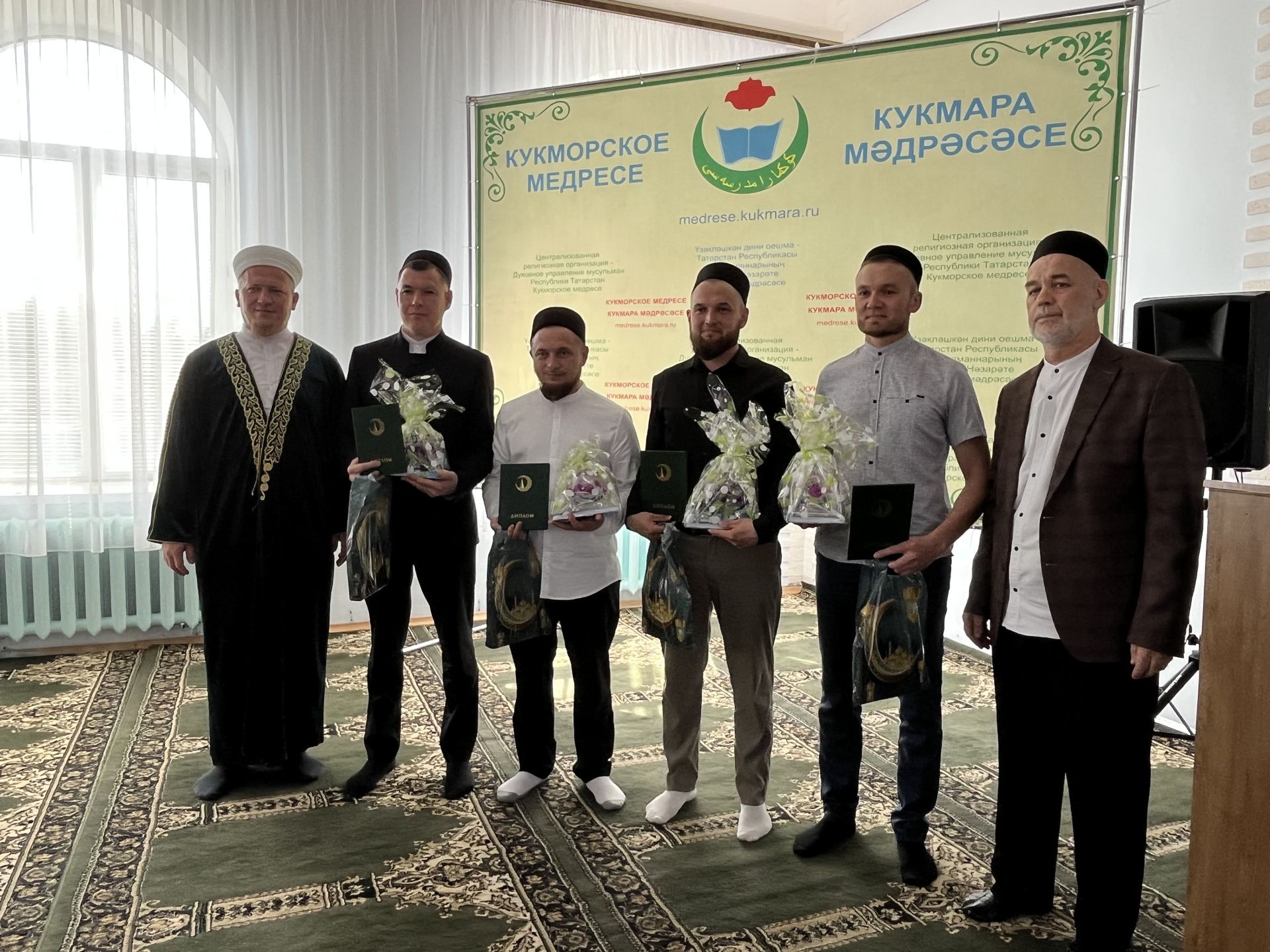 Светлый путь знаний: в Кукморе прошел выпускной в медресе