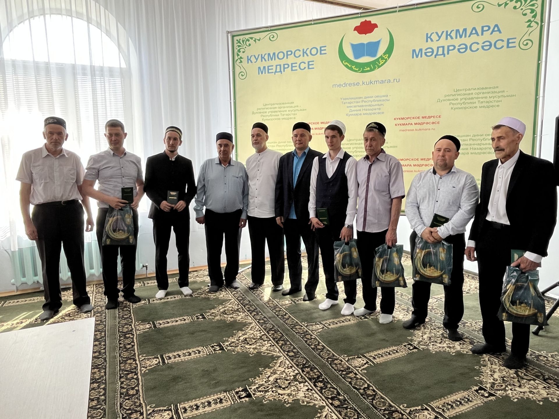 Светлый путь знаний: в Кукморе прошел выпускной в медресе