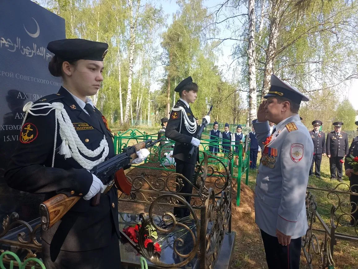 Илһам Сәхапов Кукмара районында Герой Сабир Әхтәмов каберенә чәчәкләр салды