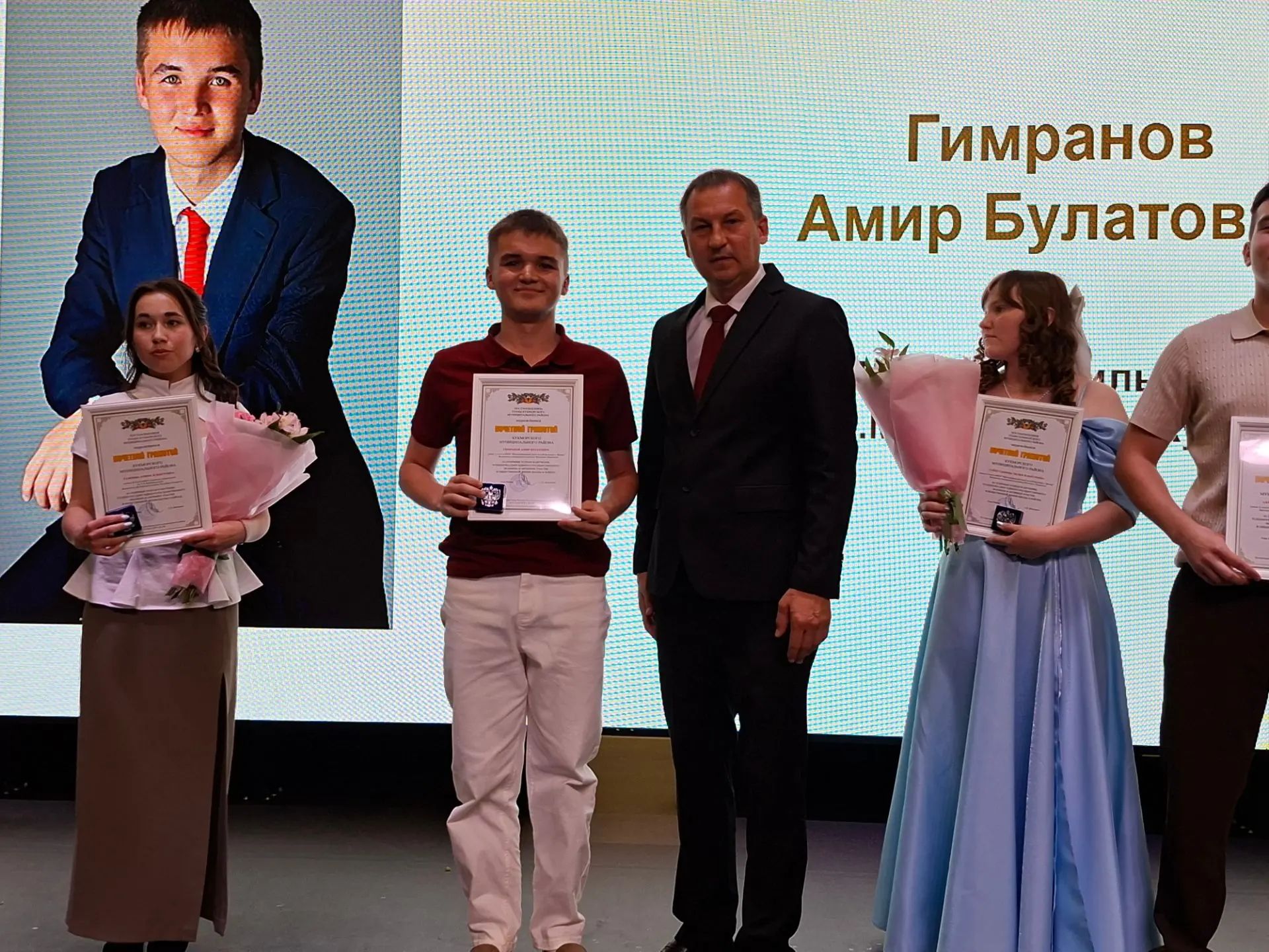В Кукморской школе №3 прошёл выпускной (фоторепортаж)