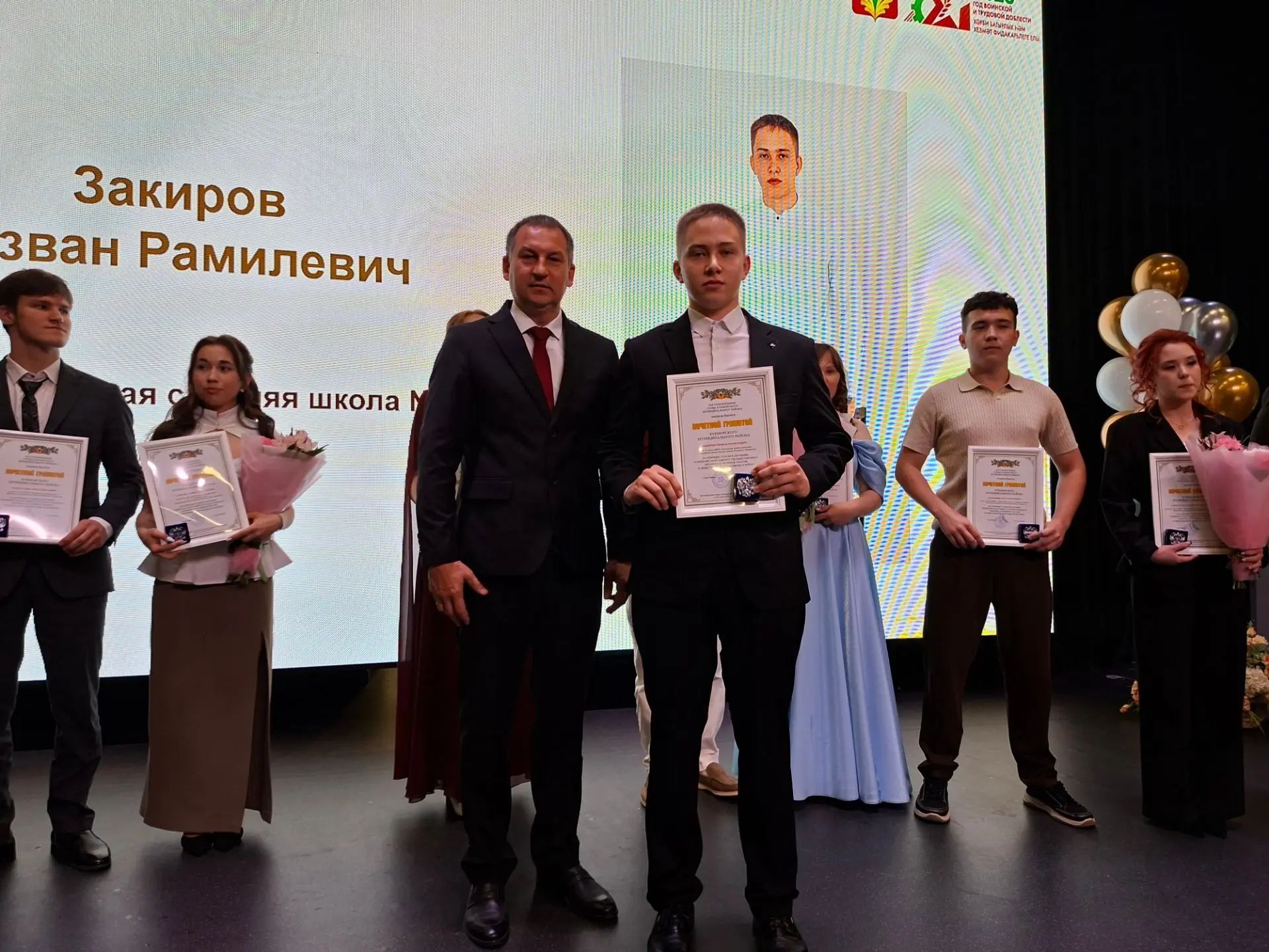 В Кукморской школе №3 прошёл выпускной (фоторепортаж)