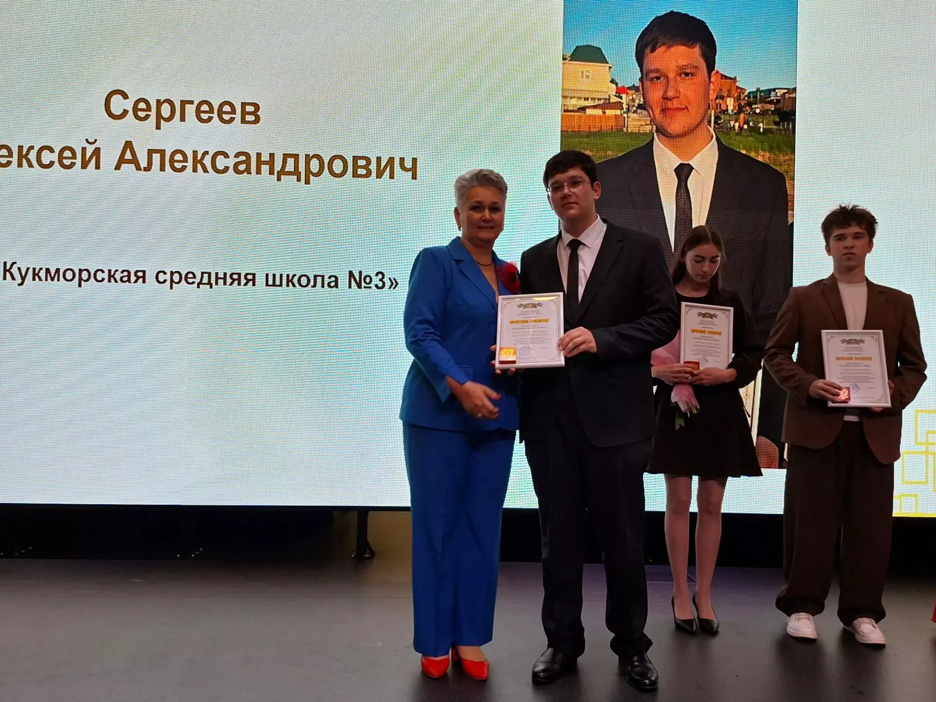 В Кукморской школе №3 прошёл выпускной (фоторепортаж)