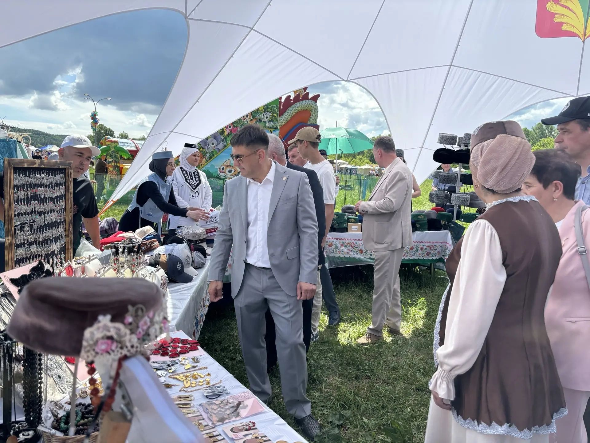 Кукмарада Сабантуй халыкны бер мәйданга туплады