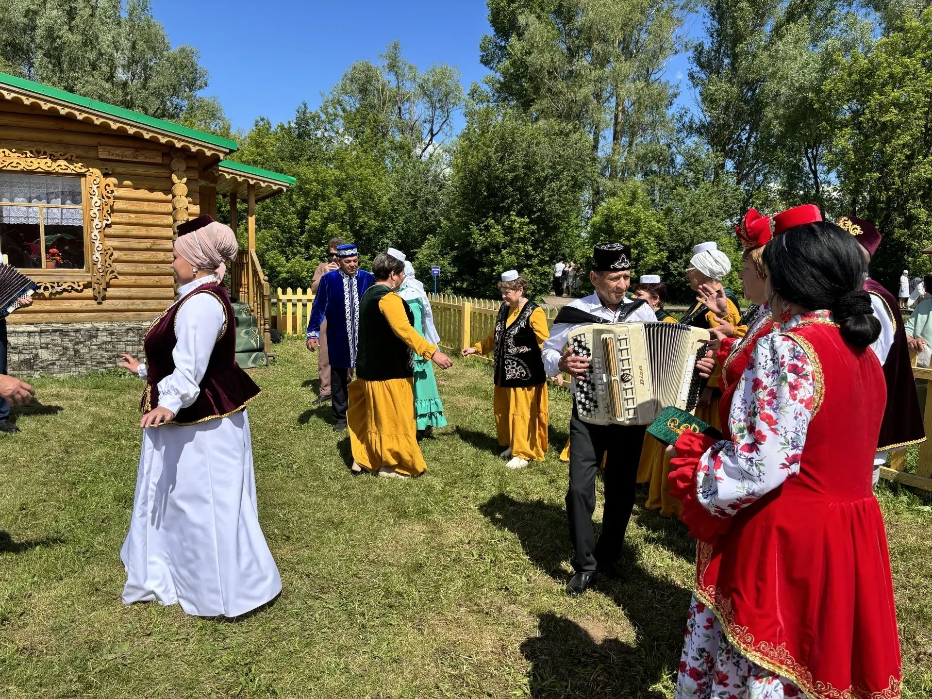 Кукмарада Сабантуй халыкны бер мәйданга туплады