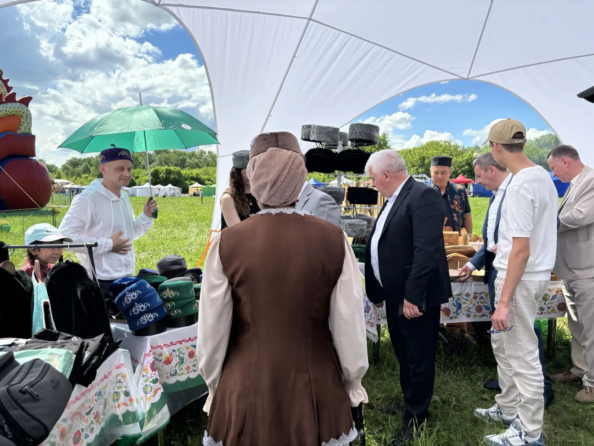 Кукмарада Сабантуй халыкны бер мәйданга туплады