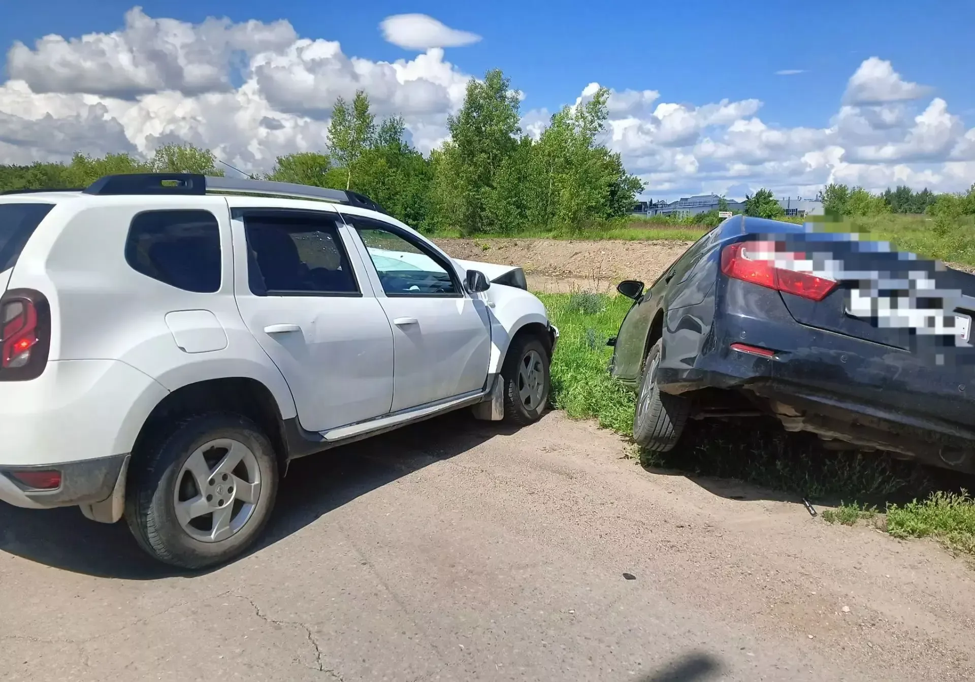 В Кукморе водитель Renault Duster устроил ДТП с двумя встречными автомобилями