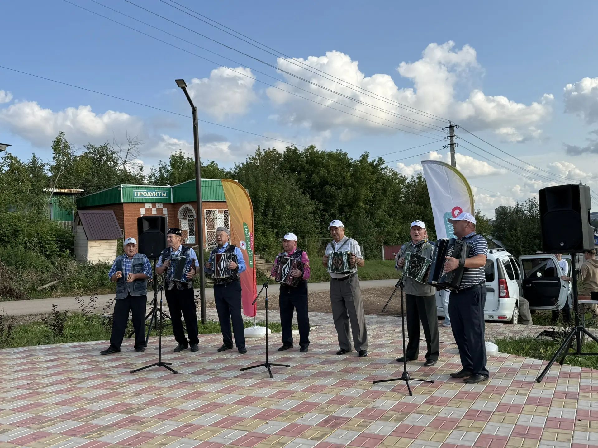 Вечер в кругу друзей: в сквере по улице Толстого города Кукмор прошел праздник для жителей