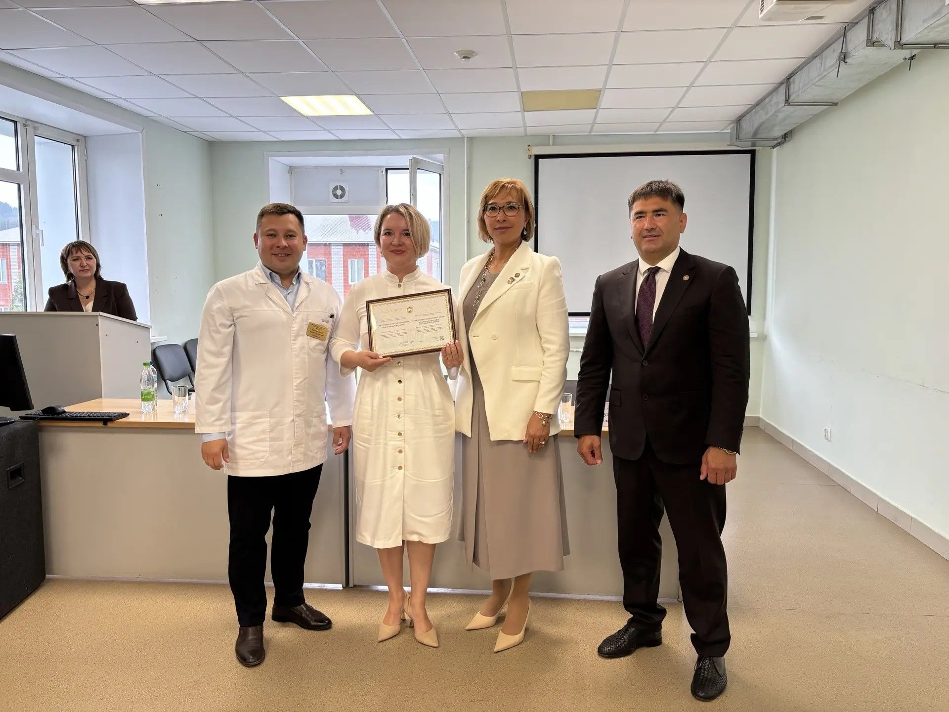 Район үзәк дәваханәсендә алдынгылар хөрмәтләнде