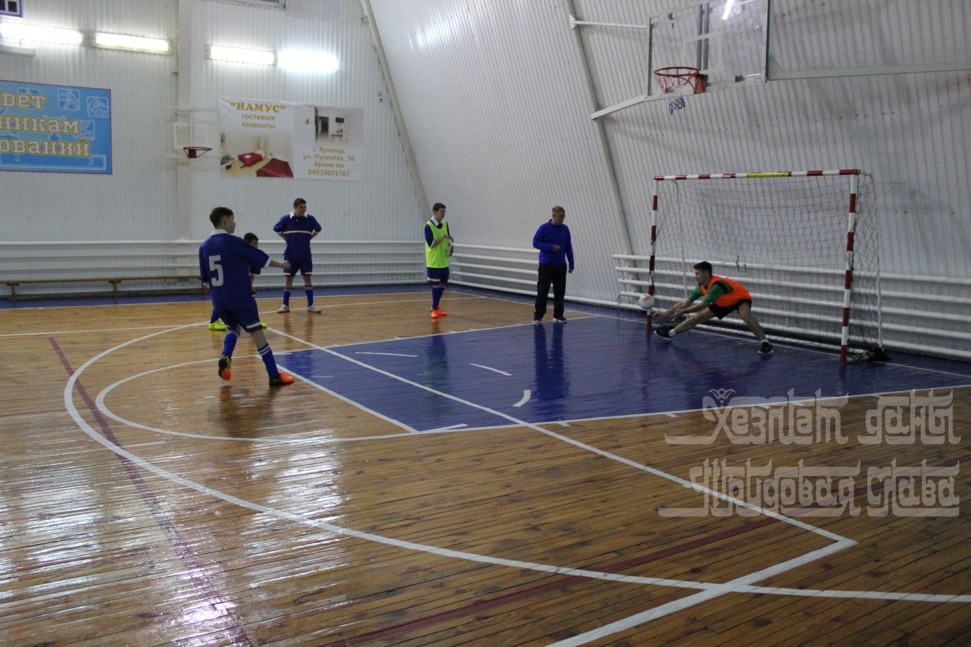 Сотрудники прокуратуры сыграли в мини-футбол с учащимися Маскаринской школы-интерната