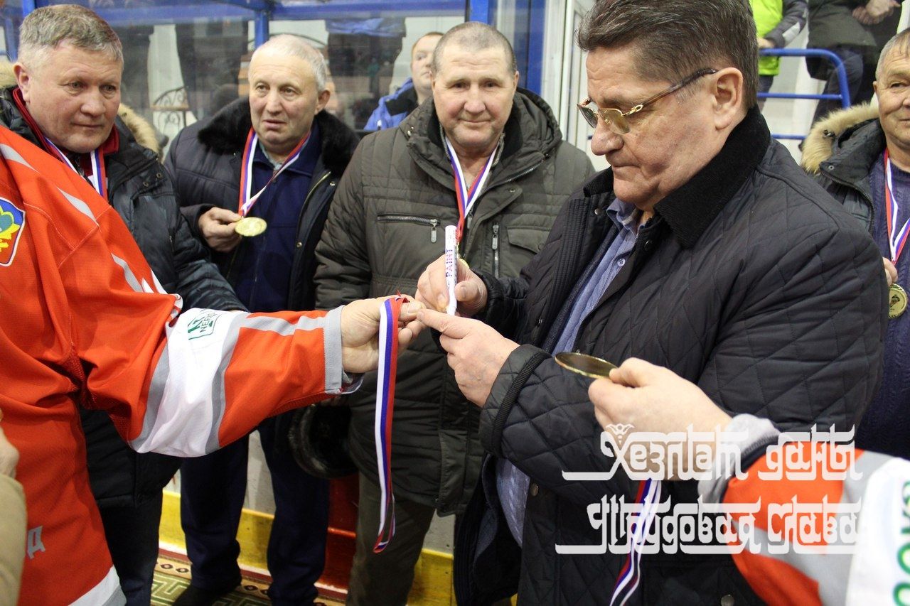 Турнир по хоккею с шайбой с участием легенды Советского хоккея Сергеем Макаровым
