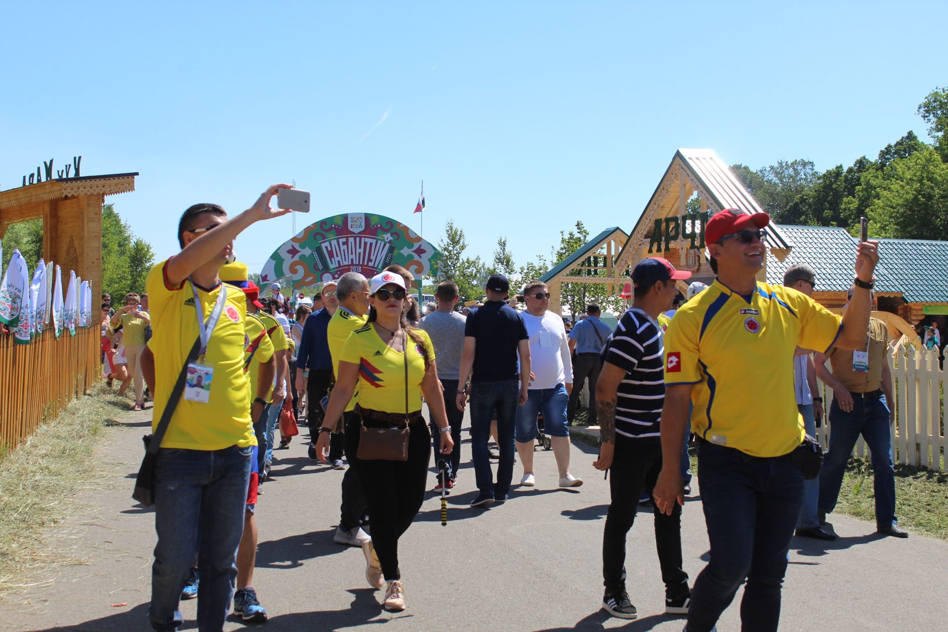 Представители Чемпионата мира по футболу ФИФА 2018 посетили Кукморское подворье на казанском Сабантуе