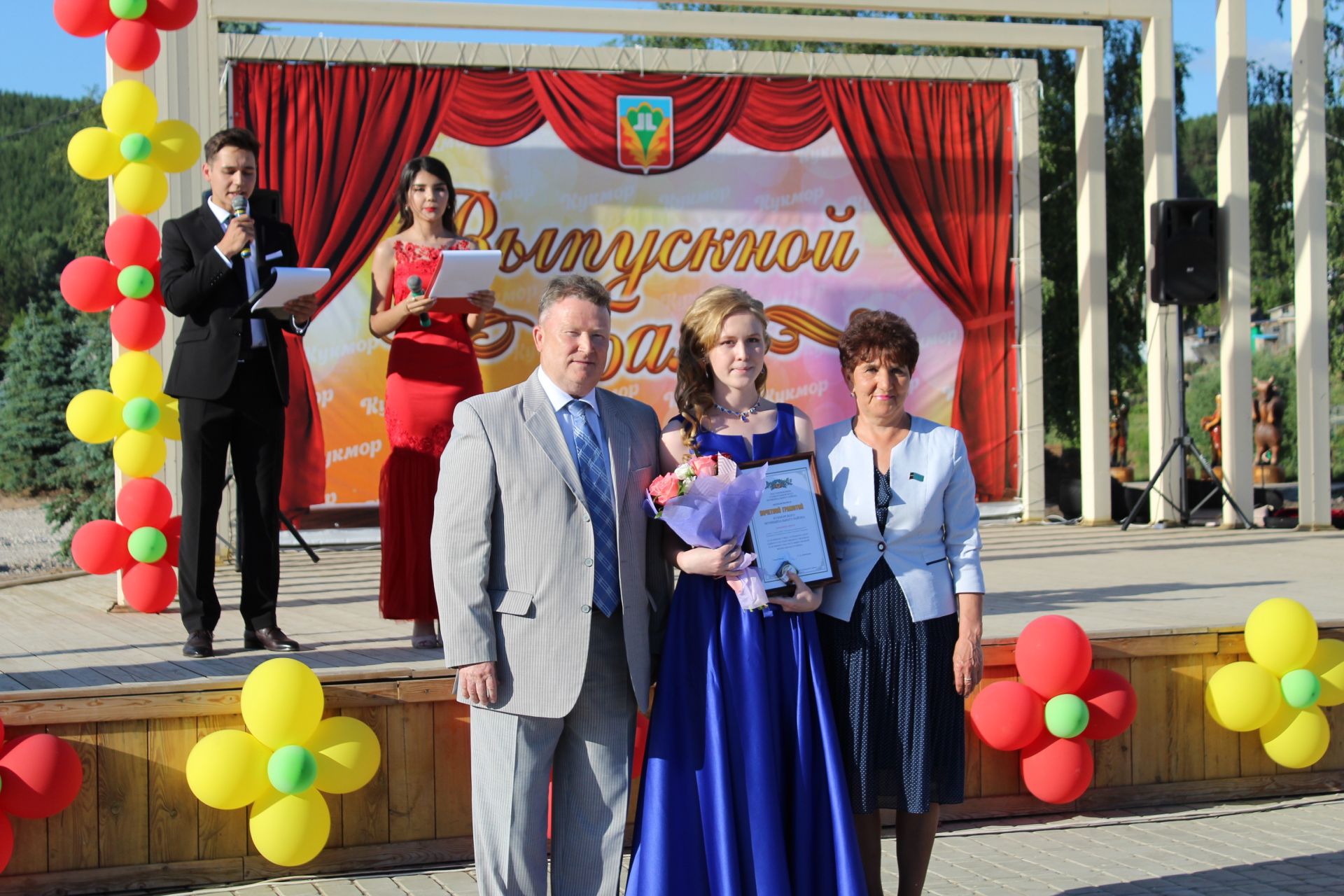 217 выпускников школ района собрались на выпускной бал в Кукморе