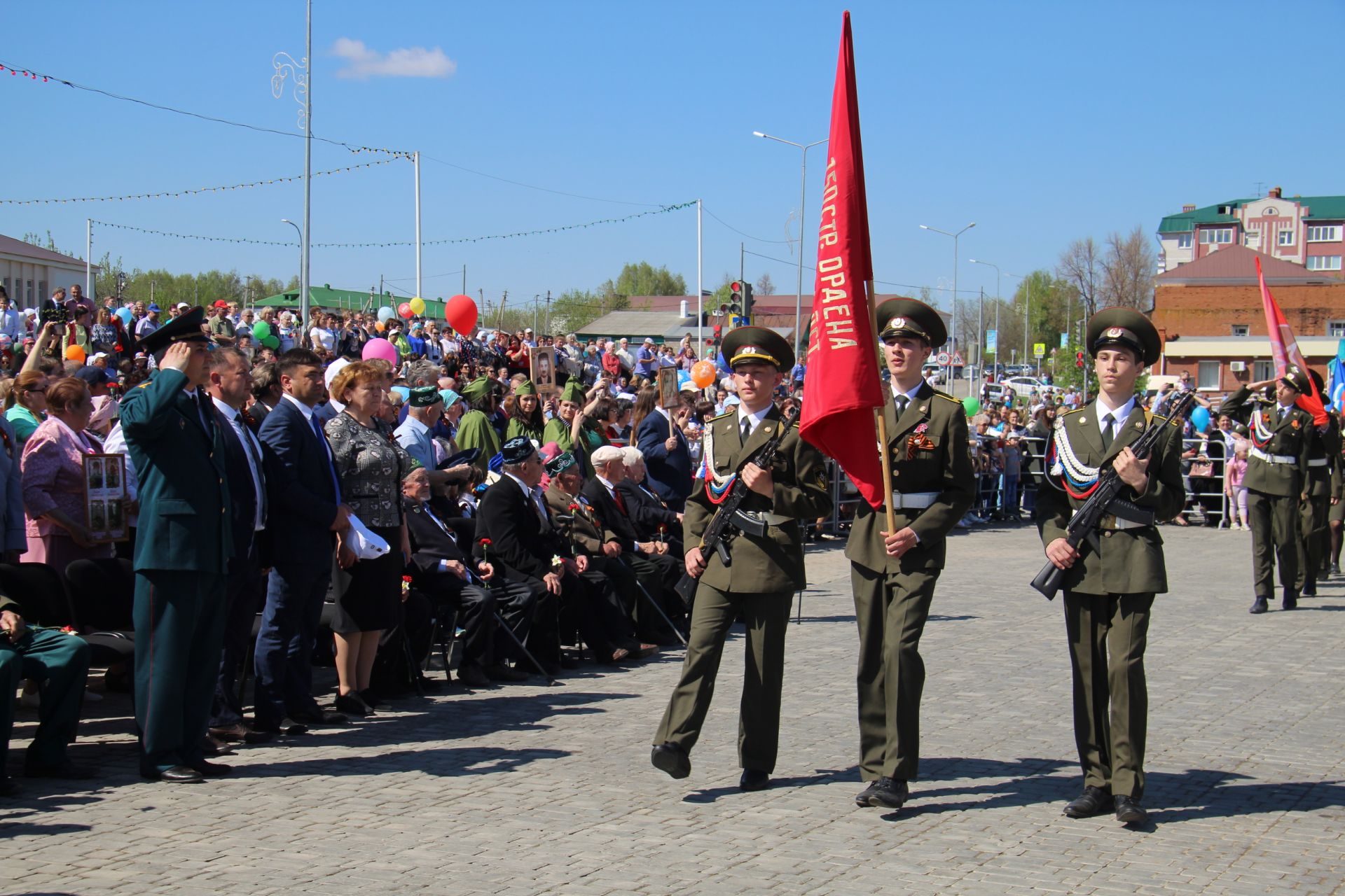 Парад военной техники и шествие "Бессмертного полка" прошли в Кукморе в честь Дня Победы