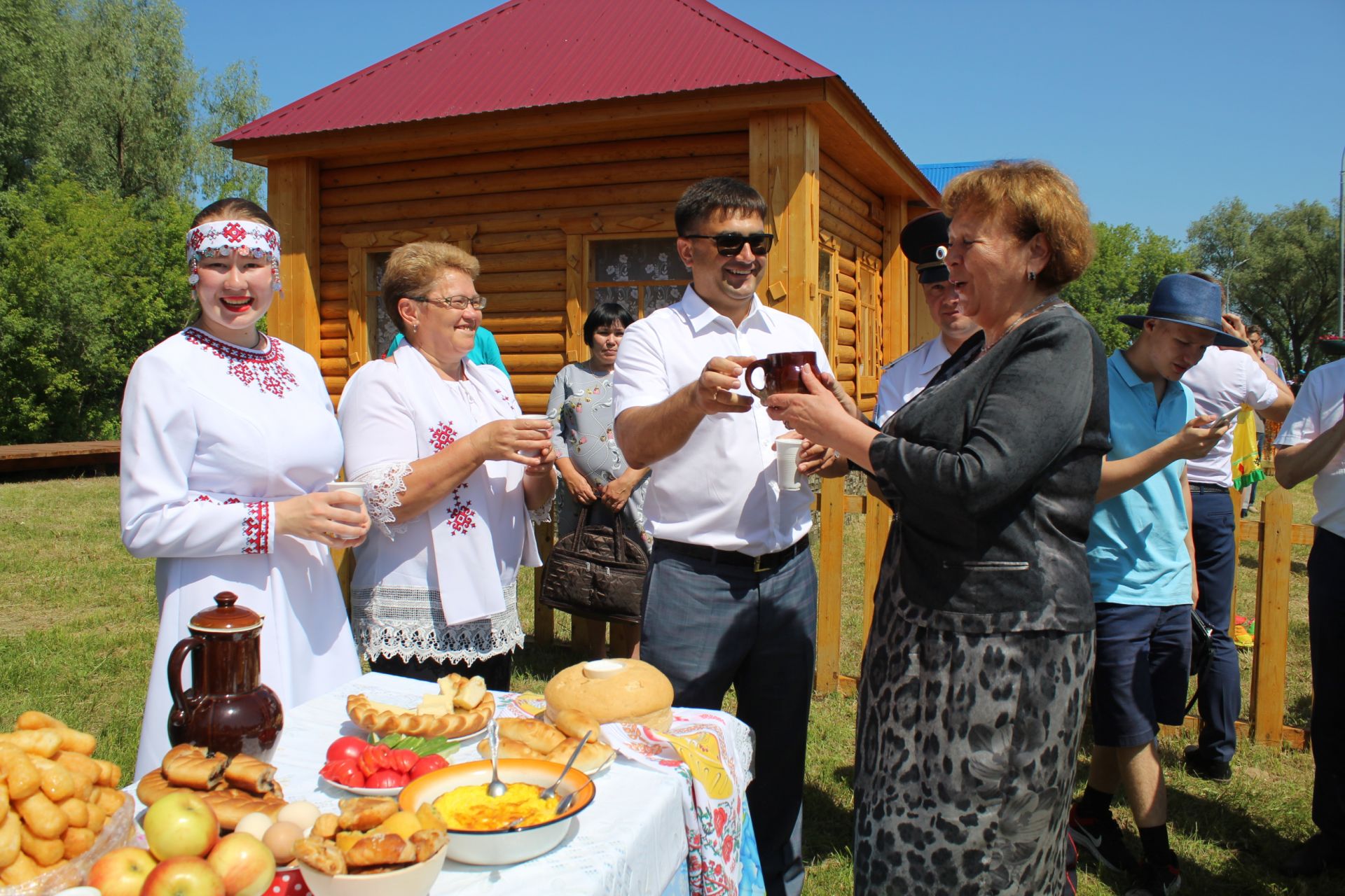 Борьба куреш, скачки и прыжки с парашютом: в Кукморе прошел Сабантуй