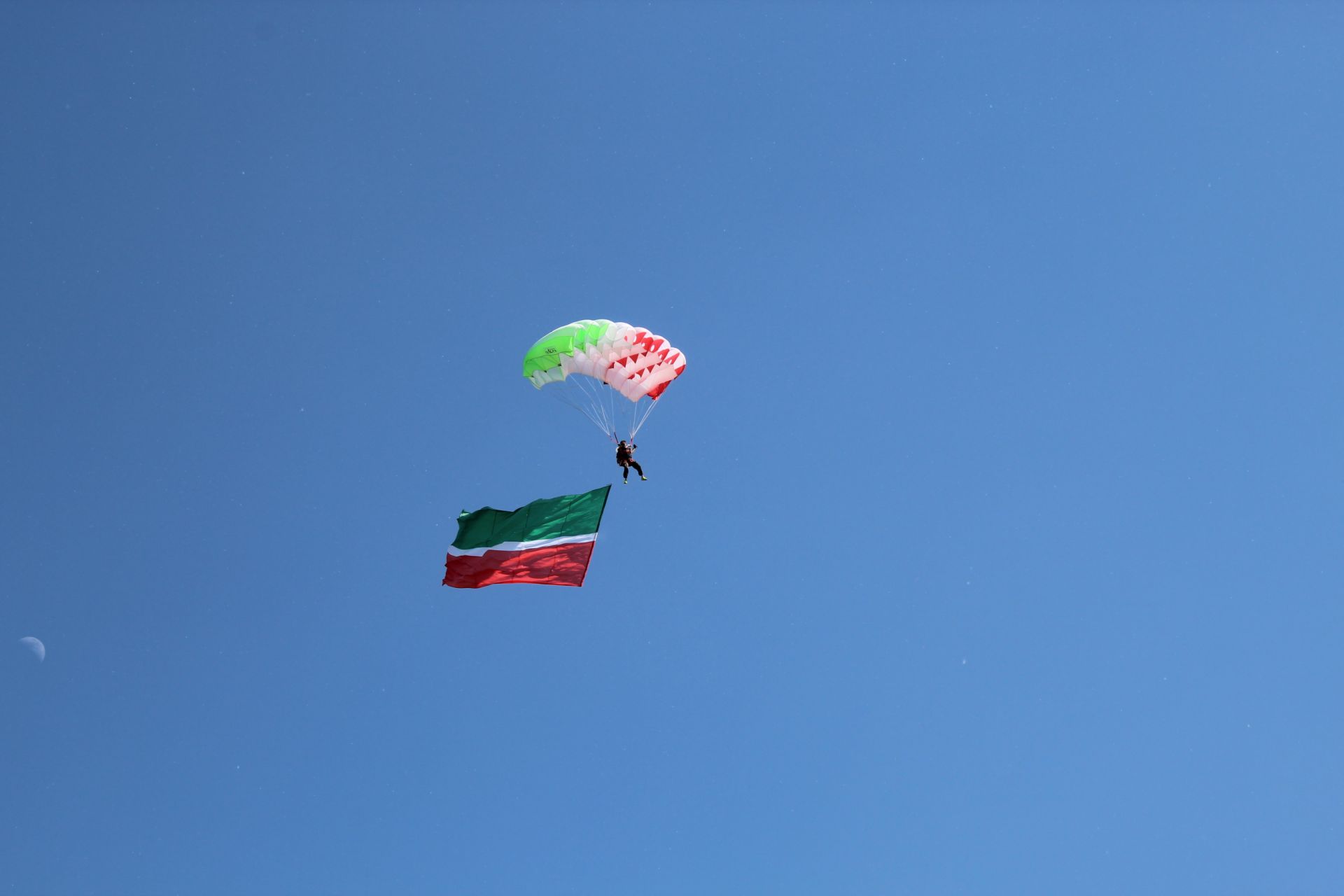 Борьба куреш, скачки и прыжки с парашютом: в Кукморе прошел Сабантуй