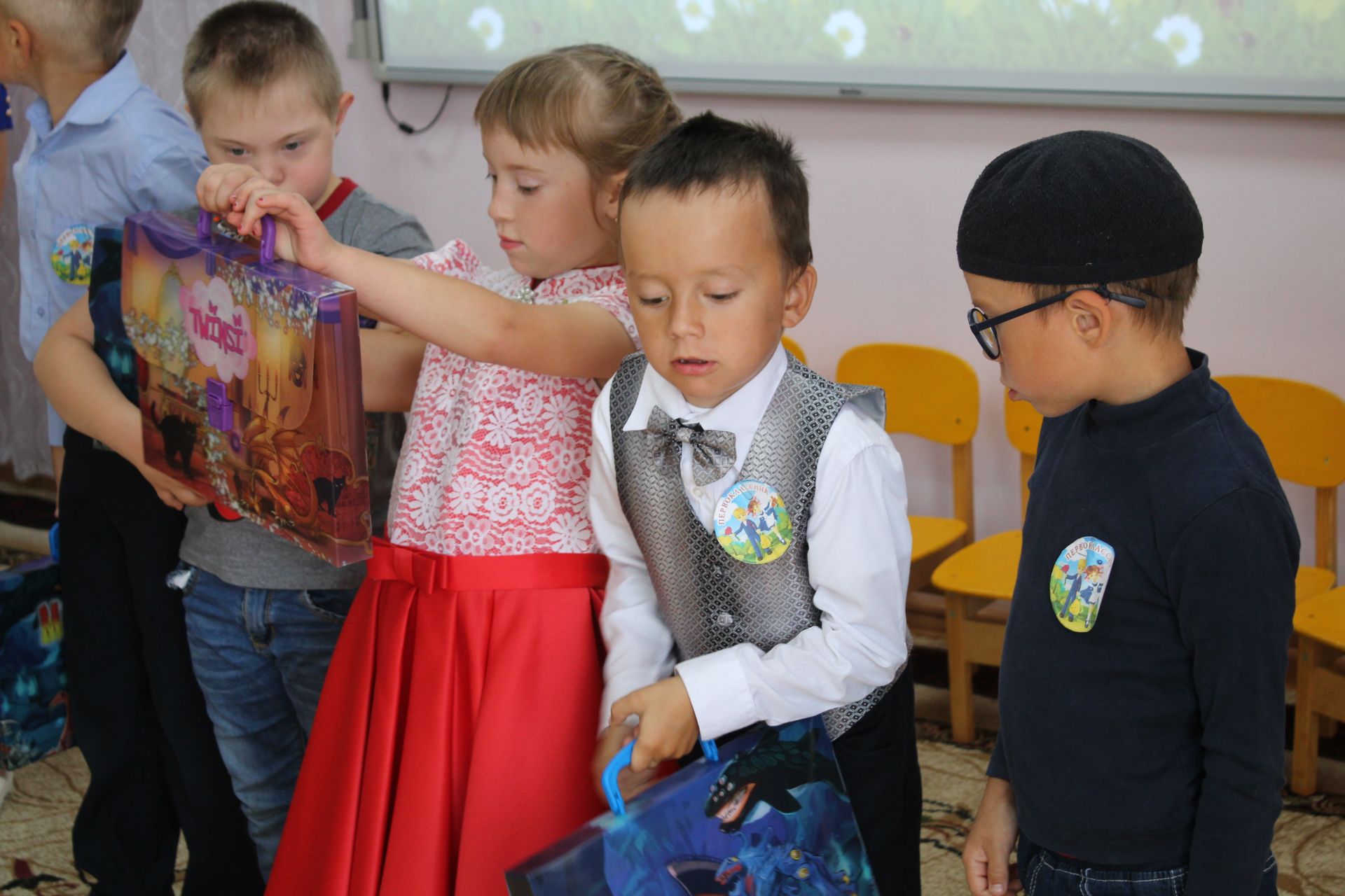 Папки со школьными принадлежностями получили в подарок дети в Кукморе