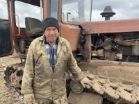 «Я и сам уже дедушка, да и конь мой железный не молодой»: Нургали Ганиев из Кукморского района участвует в весенне-посевных работах 49-й год